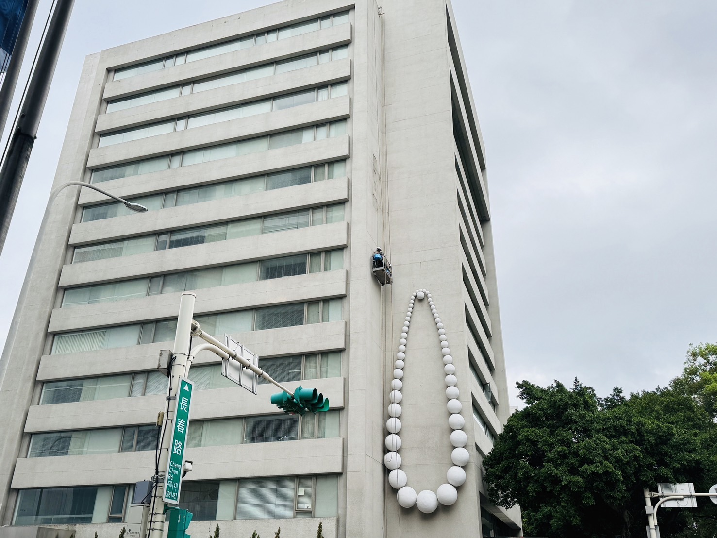 「S Hotel」撤下招牌後並未立刻裝上新招牌。
