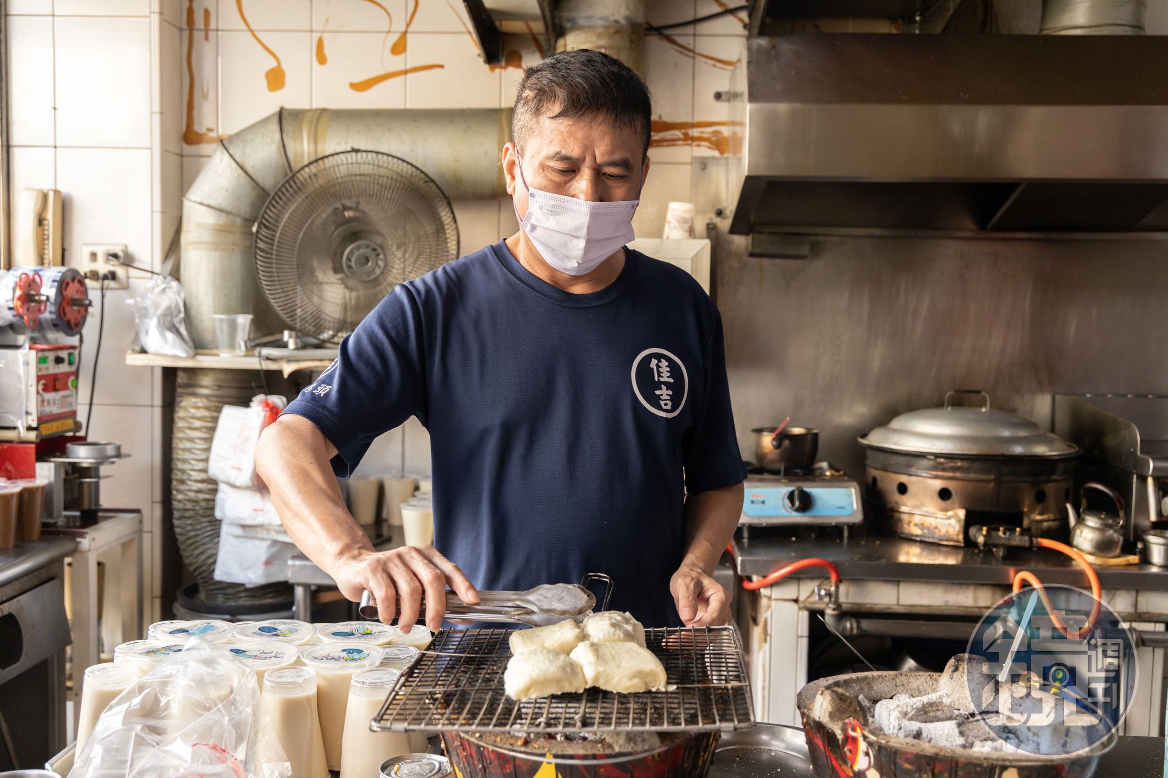 佳吉碳烤饅頭在地已飄香逾30年,目前由第二代兄弟李展潤與李禎祥共同經營。