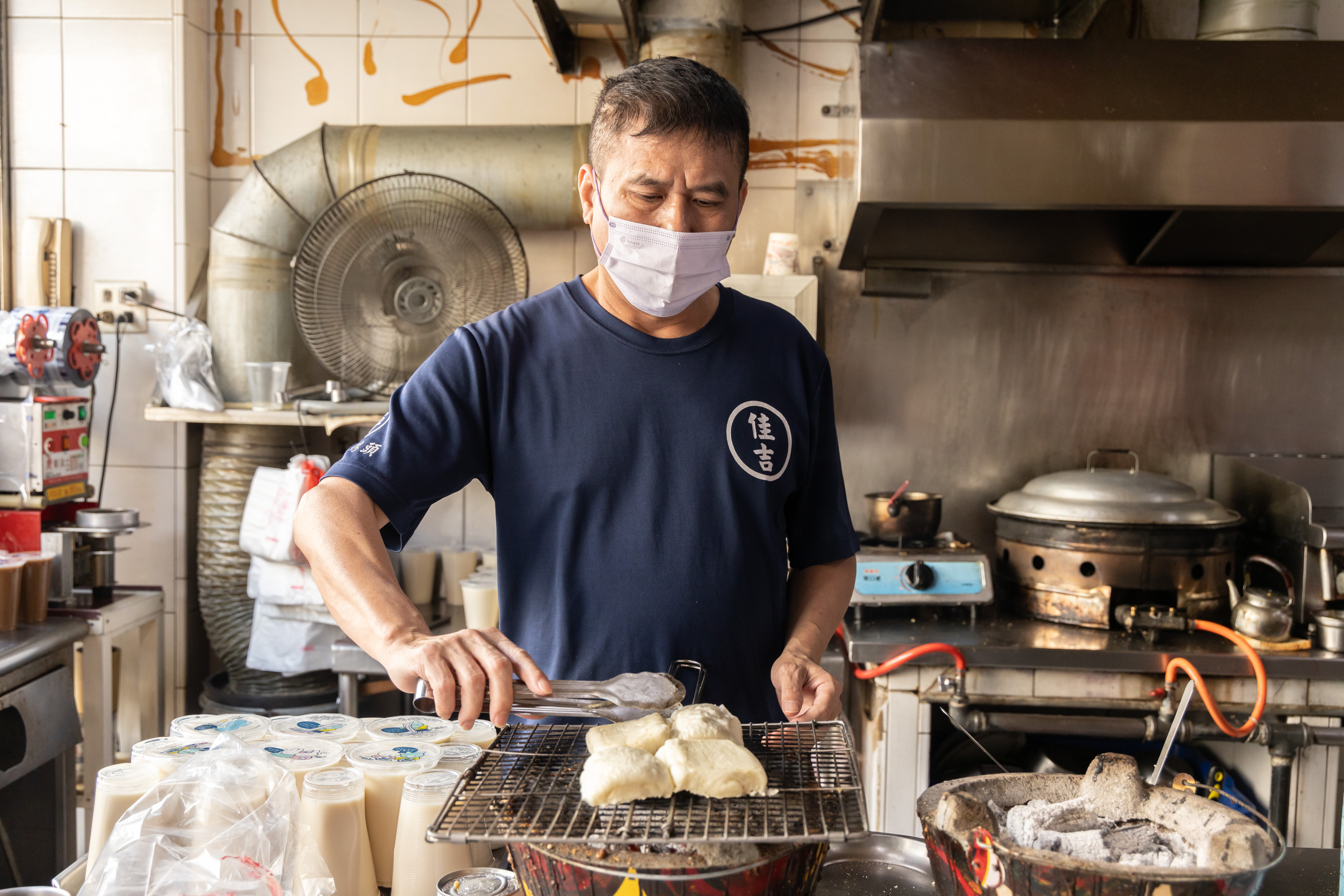 佳吉碳烤饅頭在地已飄香逾30年，目前由第二代兄弟李展潤與李禎祥共同經營。