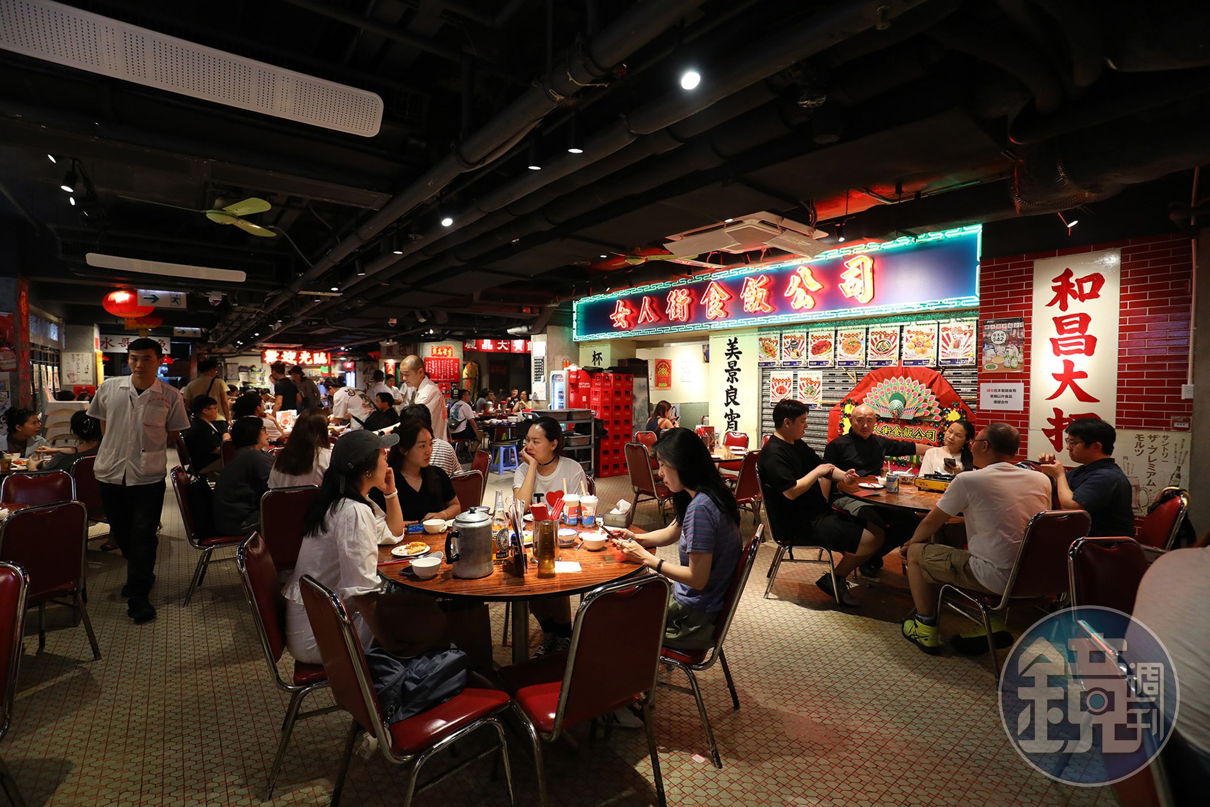座落旺角通菜街威達商業大廈1樓的「女人街食飯公司」,憑藉80年代風格的復古裝潢與地道好味,成為本地人與遊客的共同記憶。