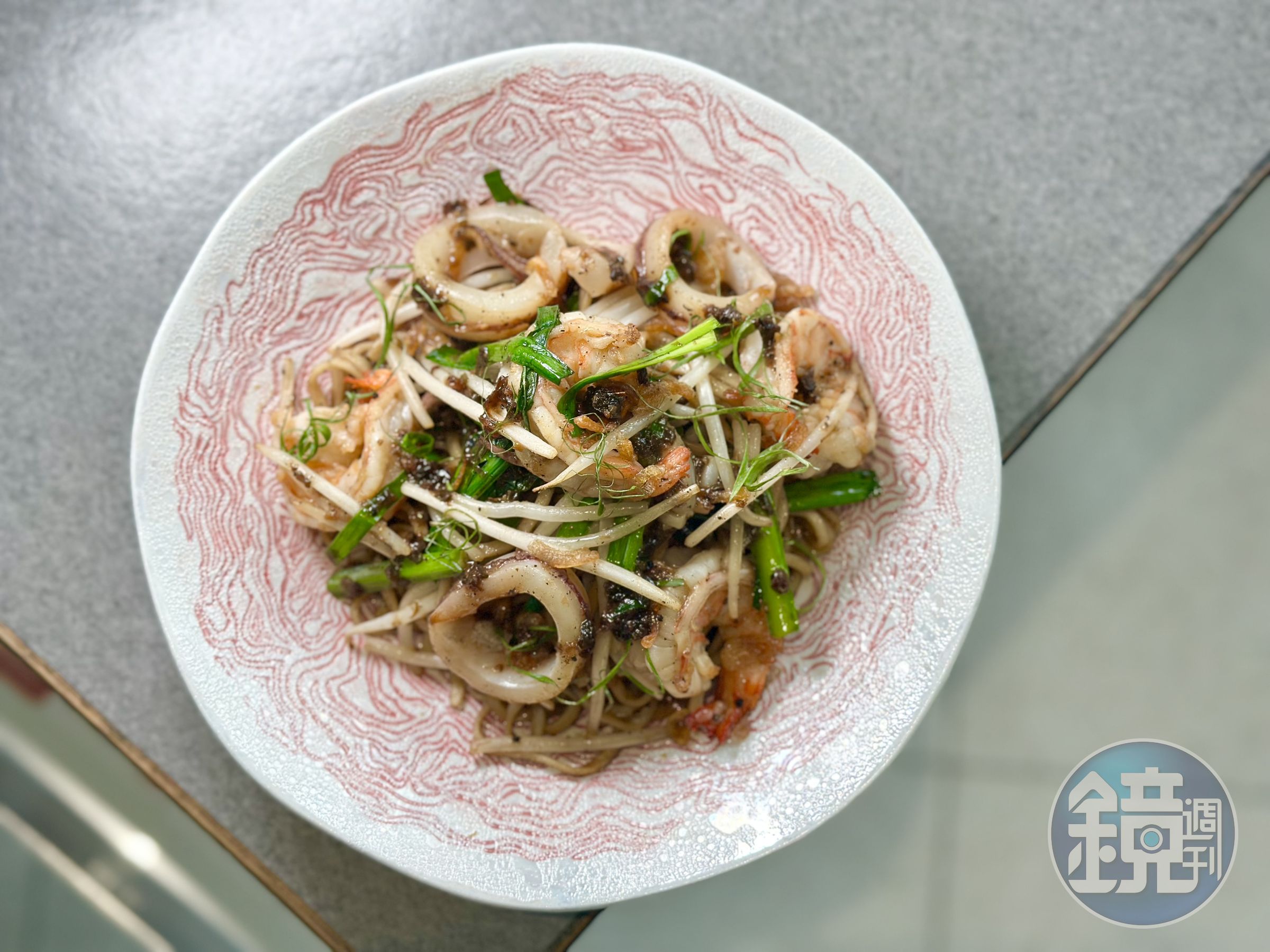 「黑胡椒鮮蝦撈麵」麵條Q彈,吸附特製醬汁的辛香甜辣。(360元/份)