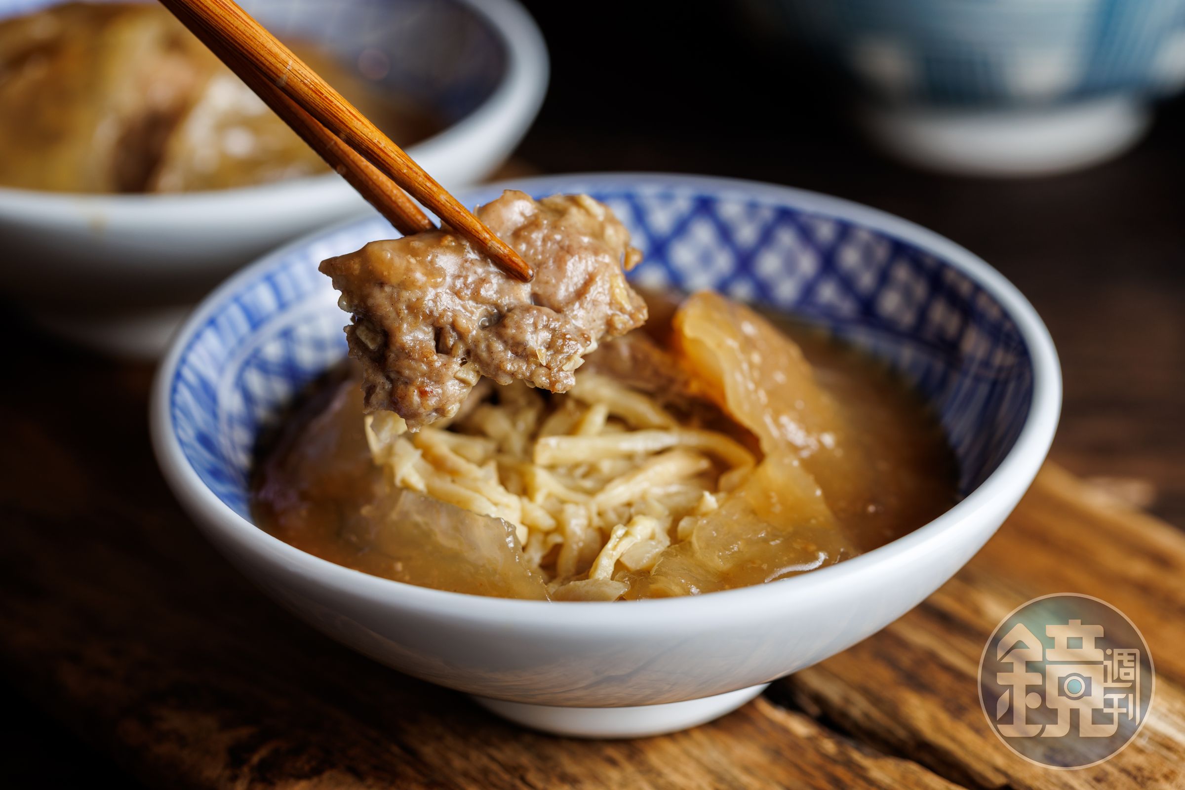 南機場的「彰化肉丸」有超大肉塊和超多筍絲。（55元／粒）