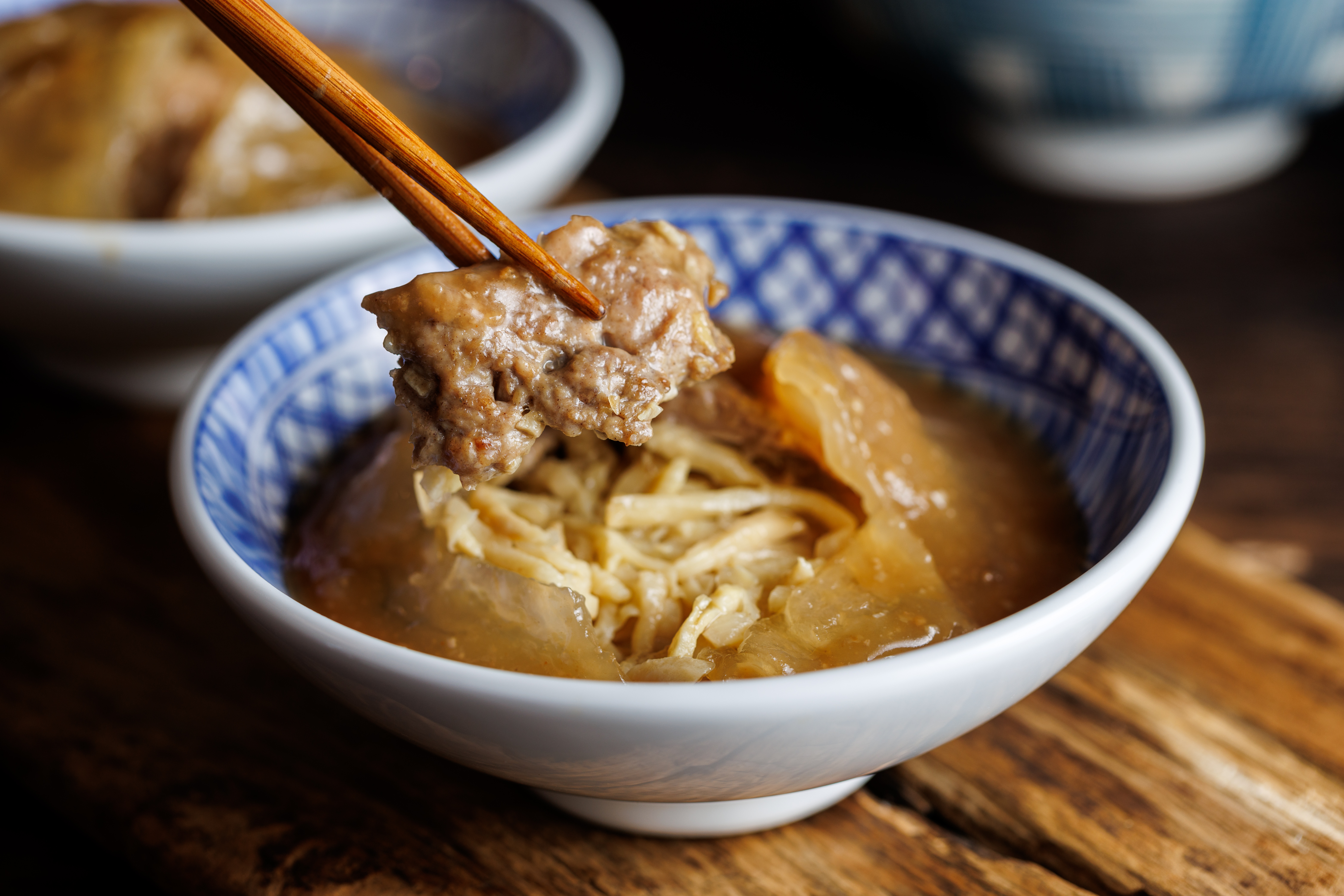 南機場的「彰化肉丸」有超大肉塊和超多筍絲。（55元／粒）