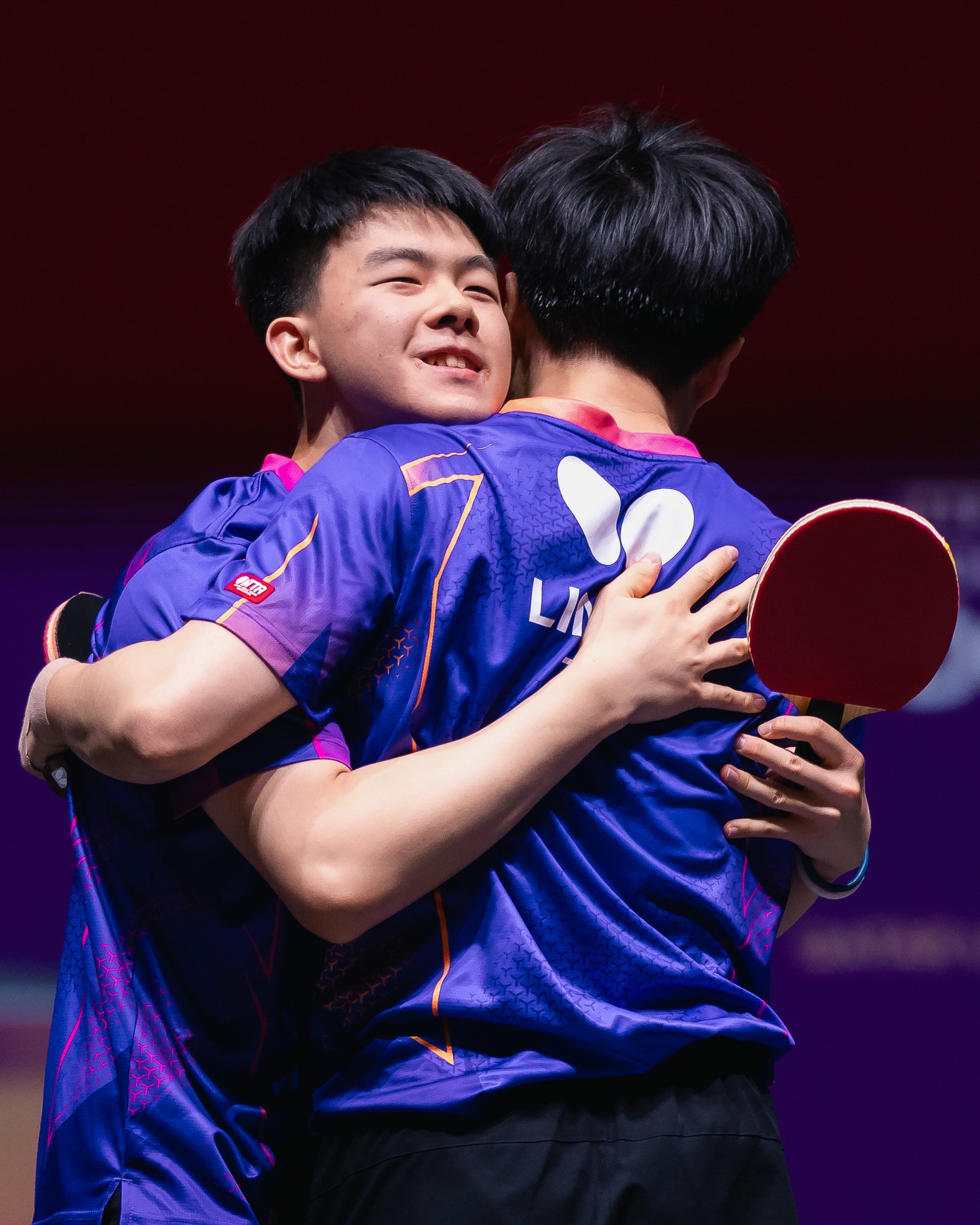 柚香林萌組合闖入金牌戰,兩人賽後開心擁抱。(翻攝World Table Tennis 臉書)