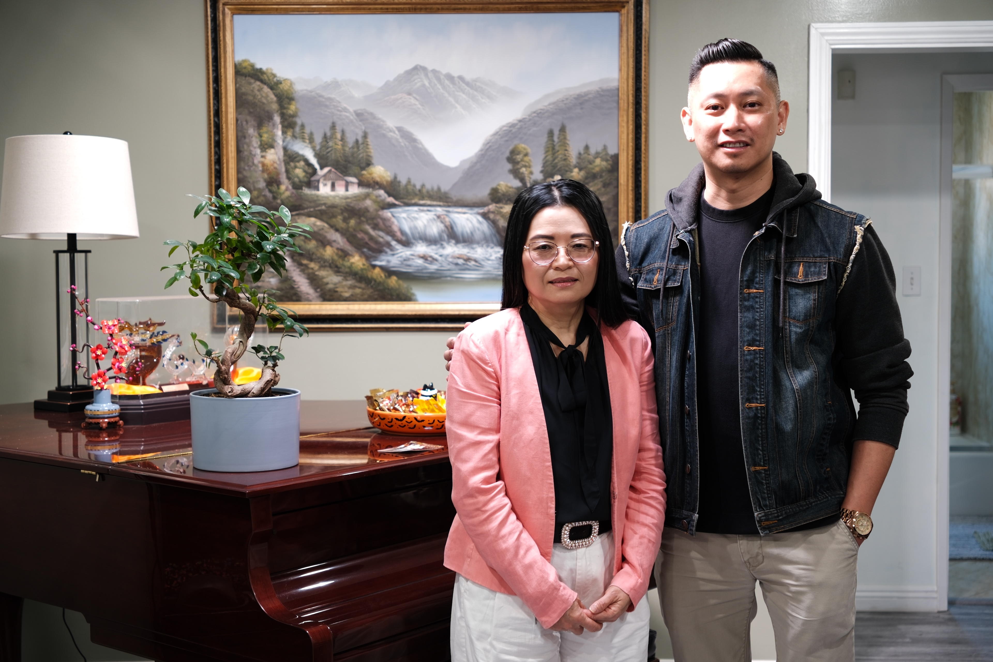 自幼照顧阮國越(右)的保姆陳氏碧嫦(左)，逃離越南時只有7、8歲的年紀。（公視紀錄觀點《陌生人與他們的小孩》提供）