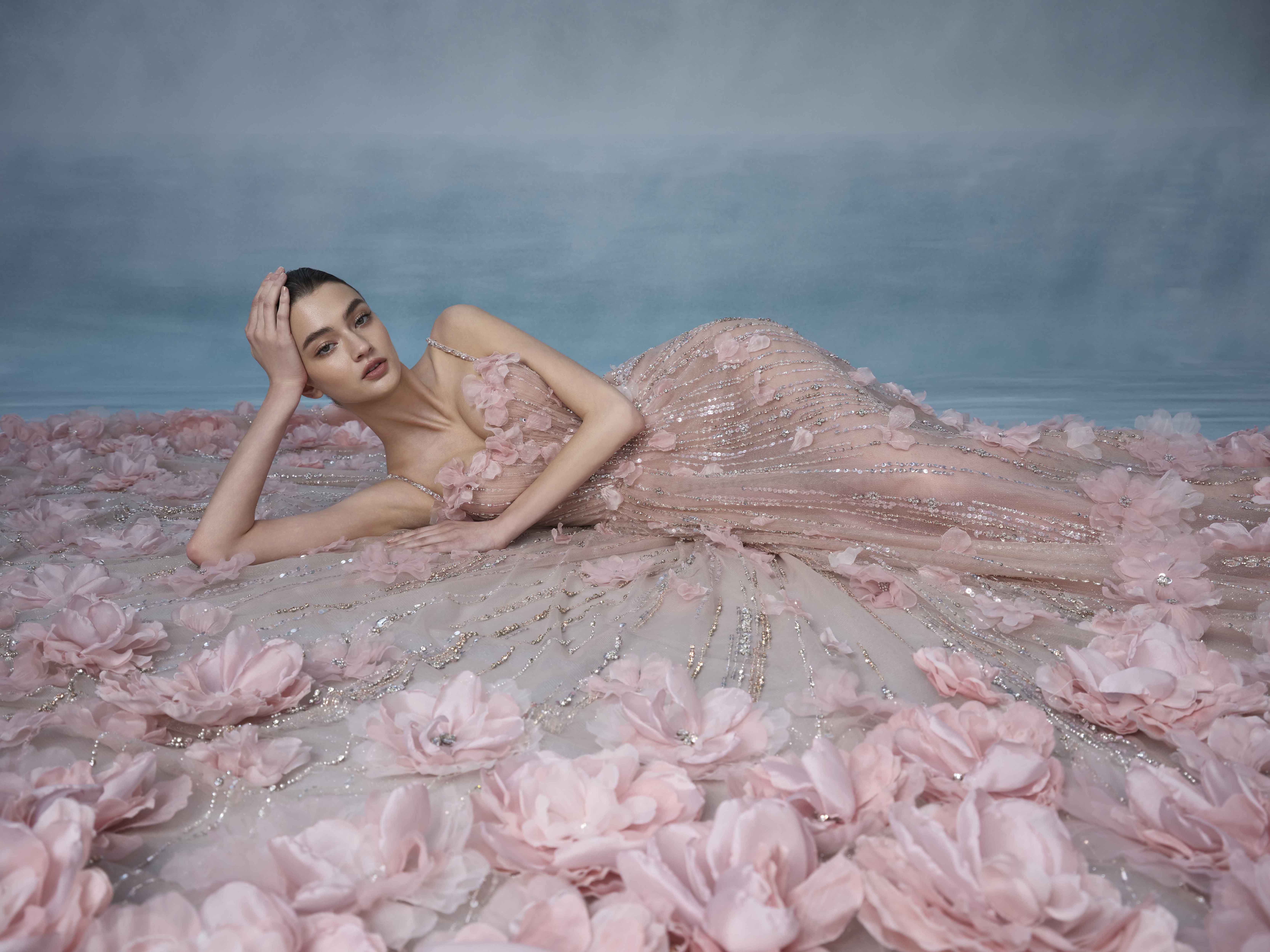 「海薔薇」使用400多朵的手工立體花，以漸層手法縫製在裙擺下緣。（LinLi Boutique提供）