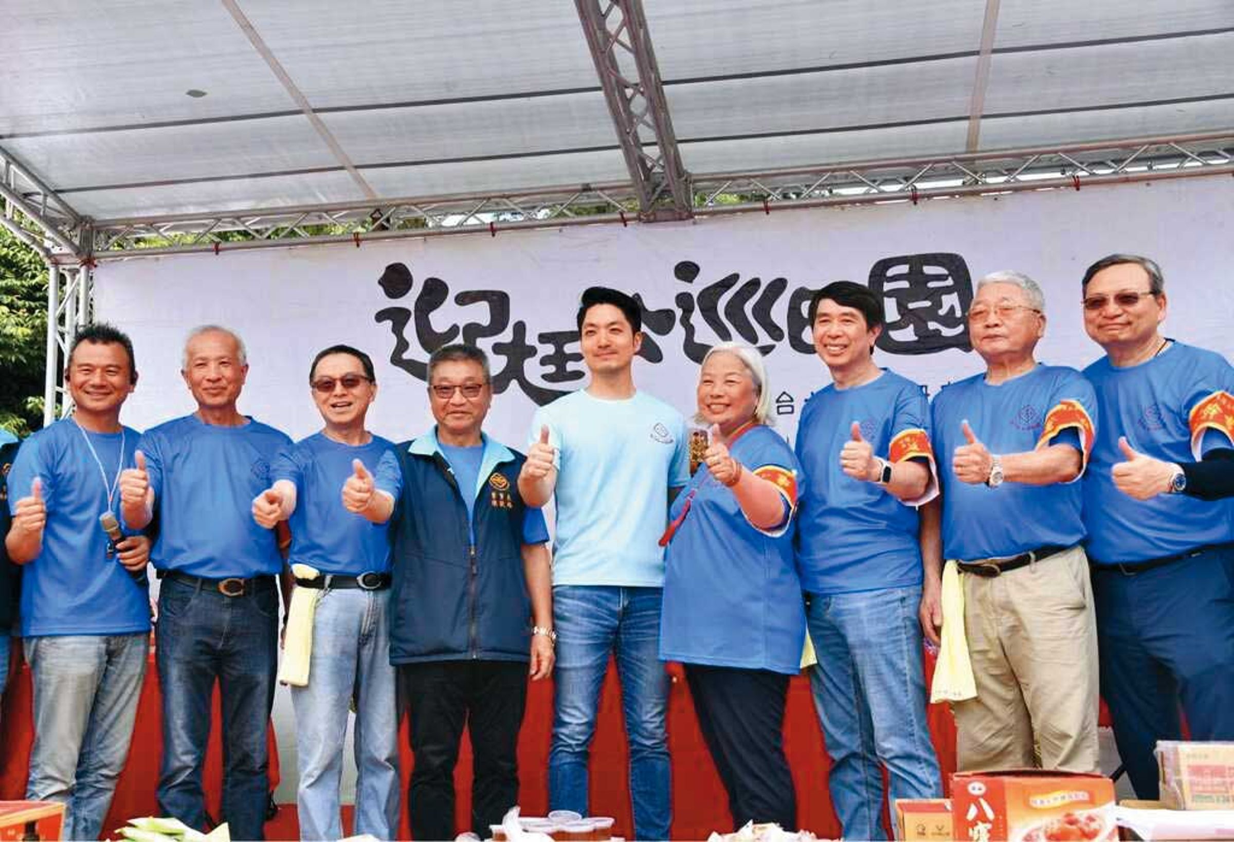 台北市長蔣萬安(中)去年出席木柵忠順廟迎尪公巡田園活動,稱尪公是「保儀大夫」。(北市府提供)
