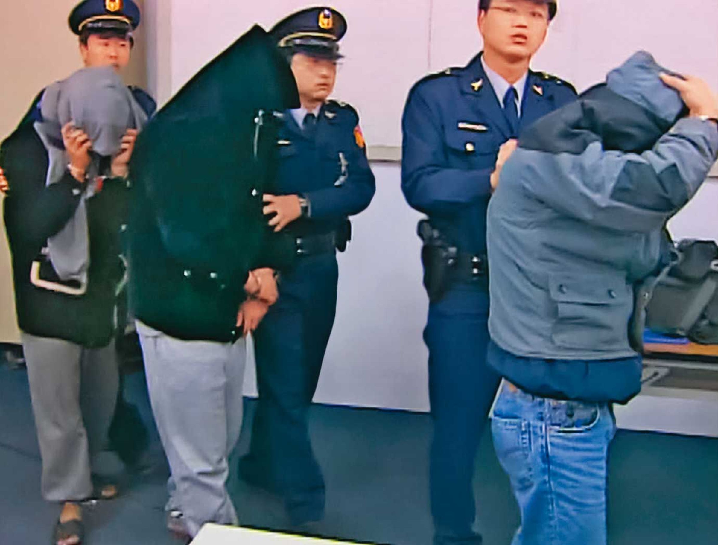 警方以協助調查的名義,將張鎮興等3人從新北帶回台中偵訊。(東森新聞提供)