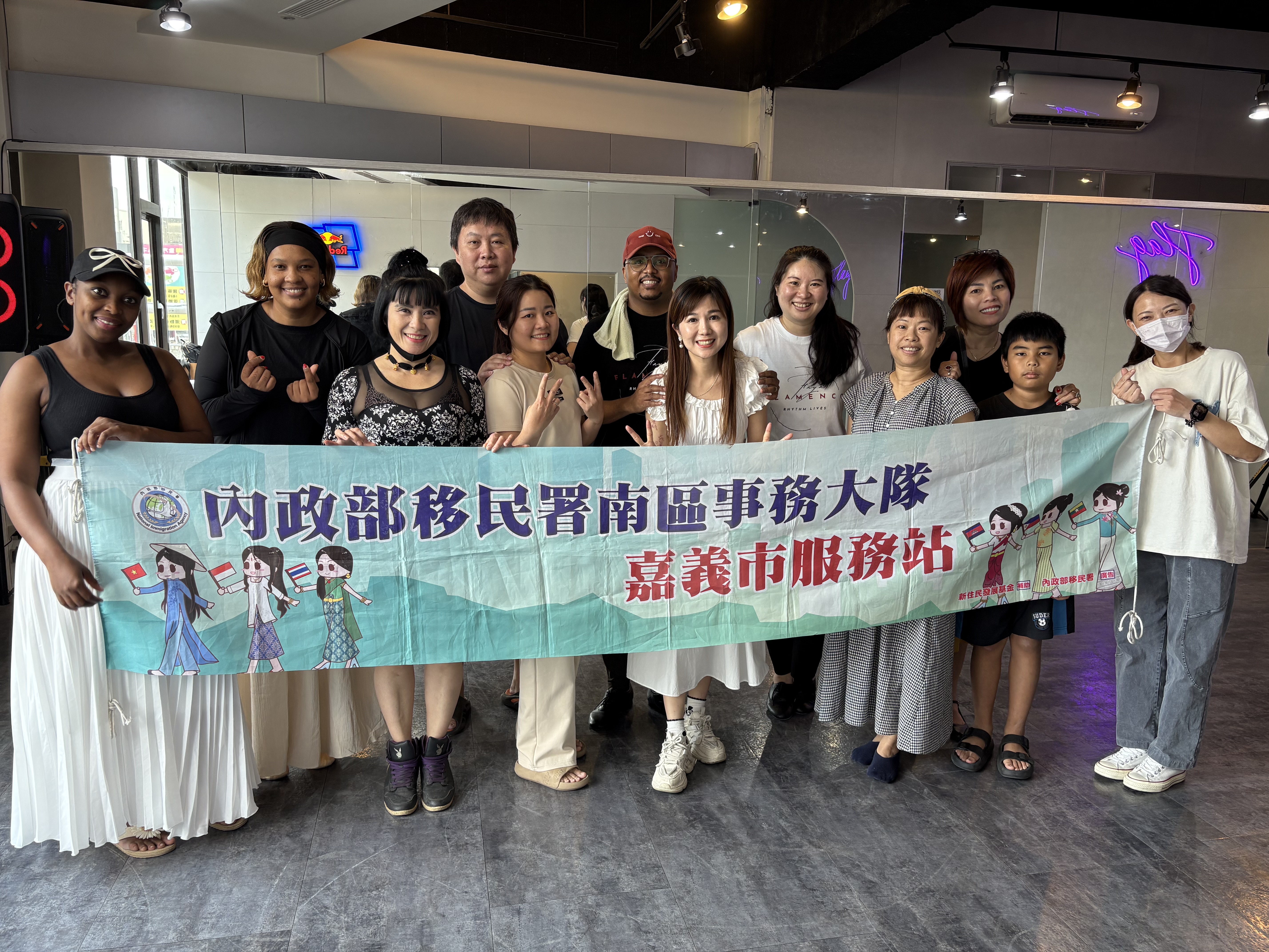 移民署南區事務大隊嘉義市服務站辦理新住民家庭教育課程，邀請南非新住民Ndumiso與民眾分享佛朗明哥的歷史文化。（移民署提供）