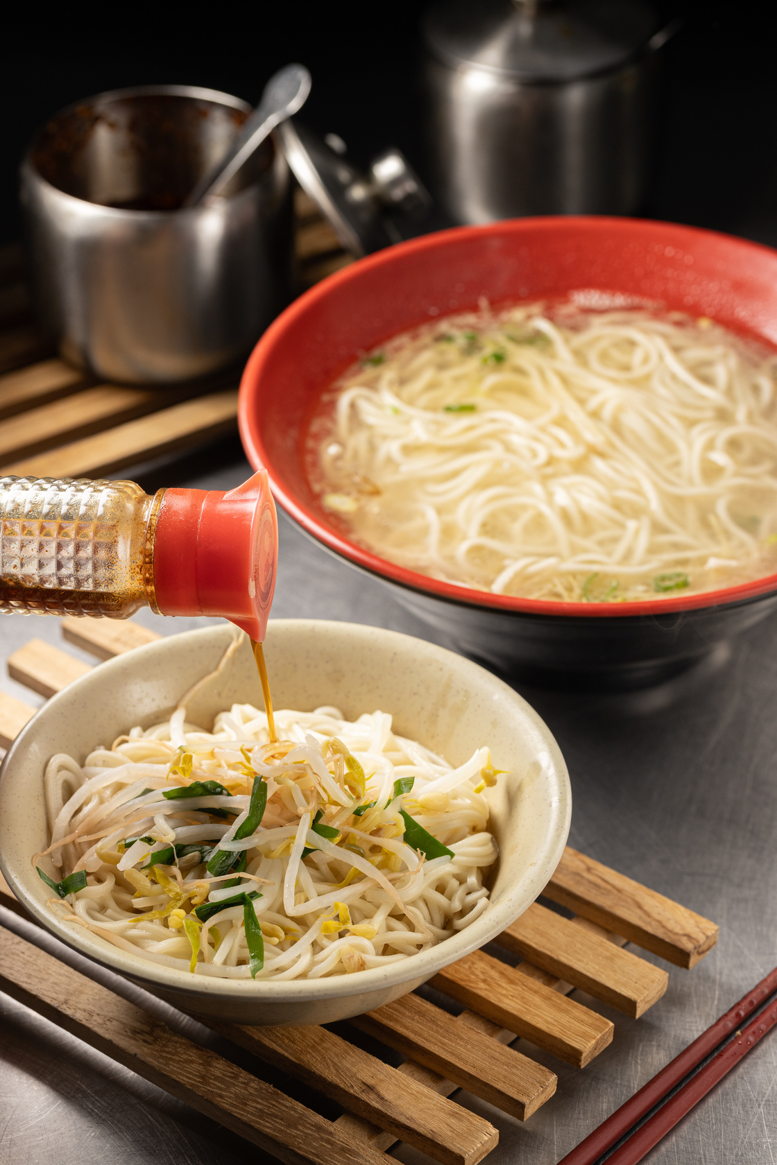 聞名遐邇的「烏醋麵」由麵條、豆芽菜,淋下烏醋,成為最純粹的一碗美味。(35元/小碗)