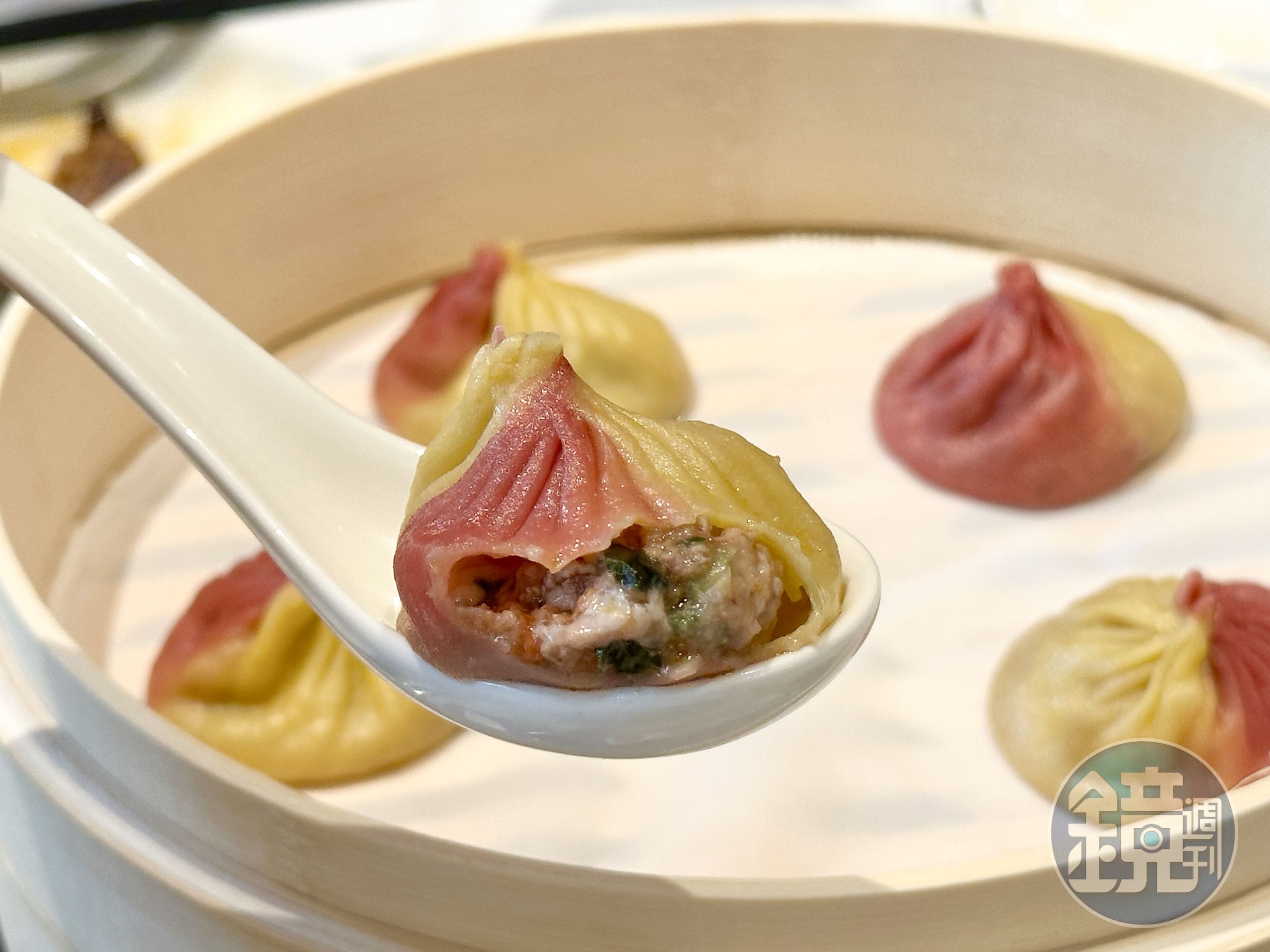 PIZZA小籠包皮薄餡滿,吃得到番茄肉醬、羅勒葉與起司的豐富香氣。