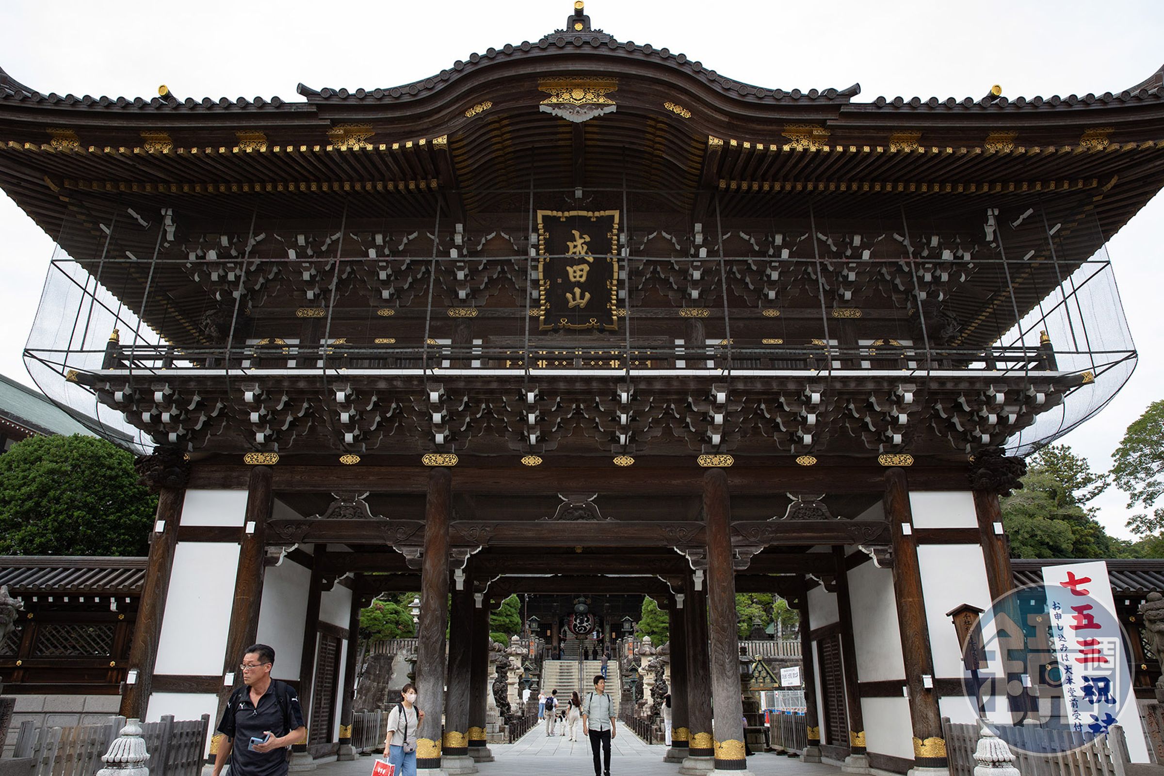 成田山新勝寺總門樑柱上,隱藏著精美的12生肖木雕,來參觀時要記得抬頭看看。