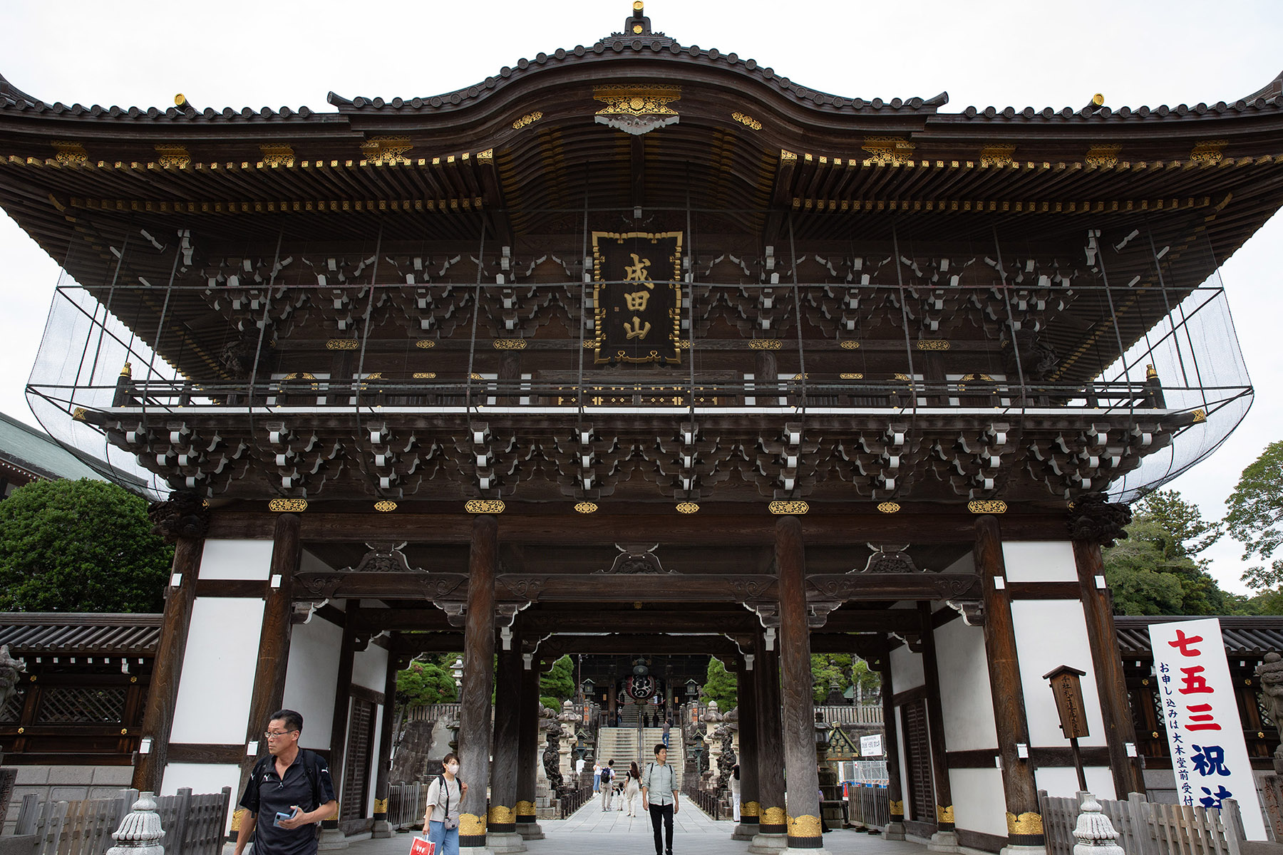 成田山新勝寺總門樑柱上，隱藏著精美的12生肖木雕，來參觀時要記得抬頭看看。