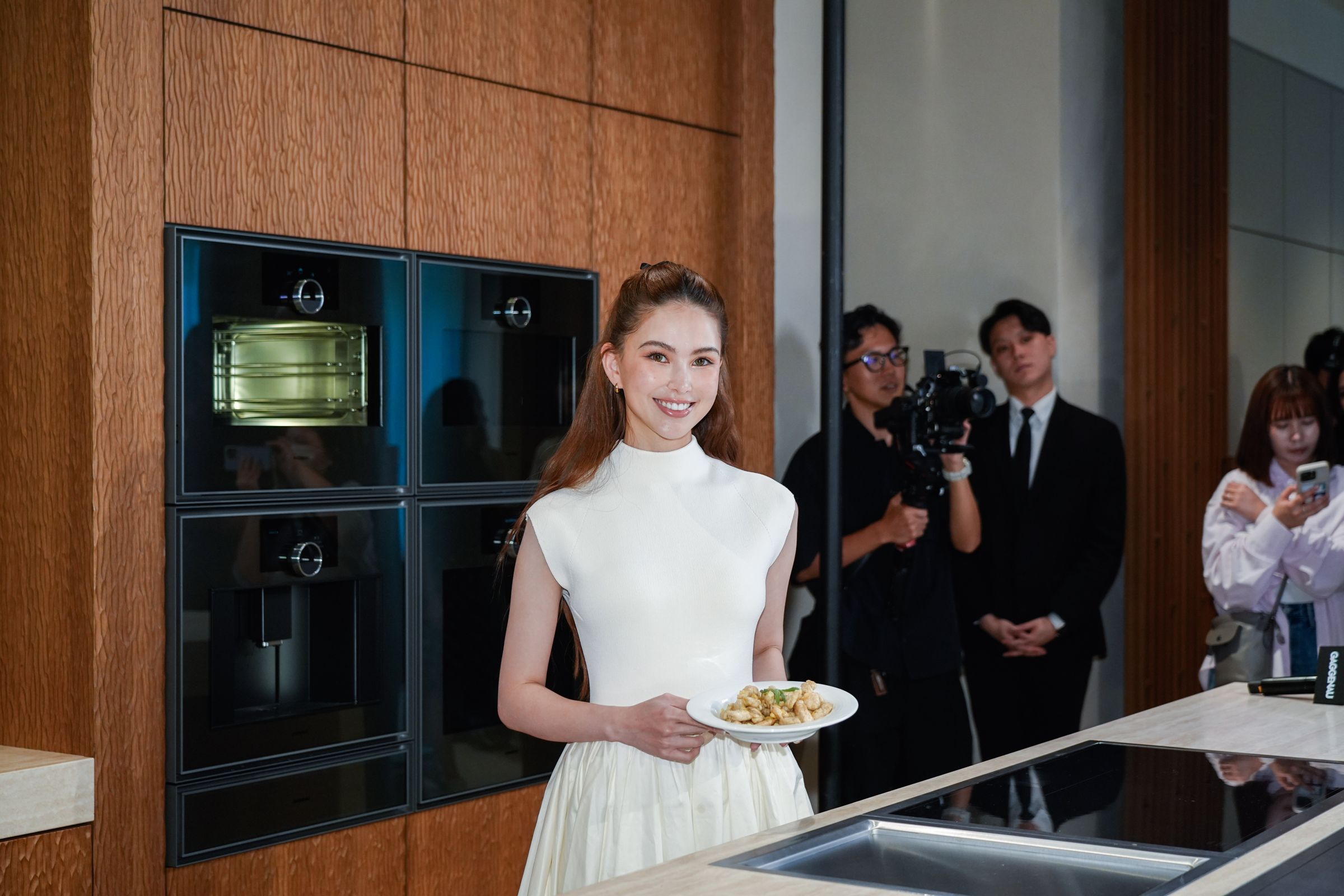 昆凌出席德國頂級廚電品牌開幕活動,下廚示範孩子們最愛的家常菜「奶油雞」。