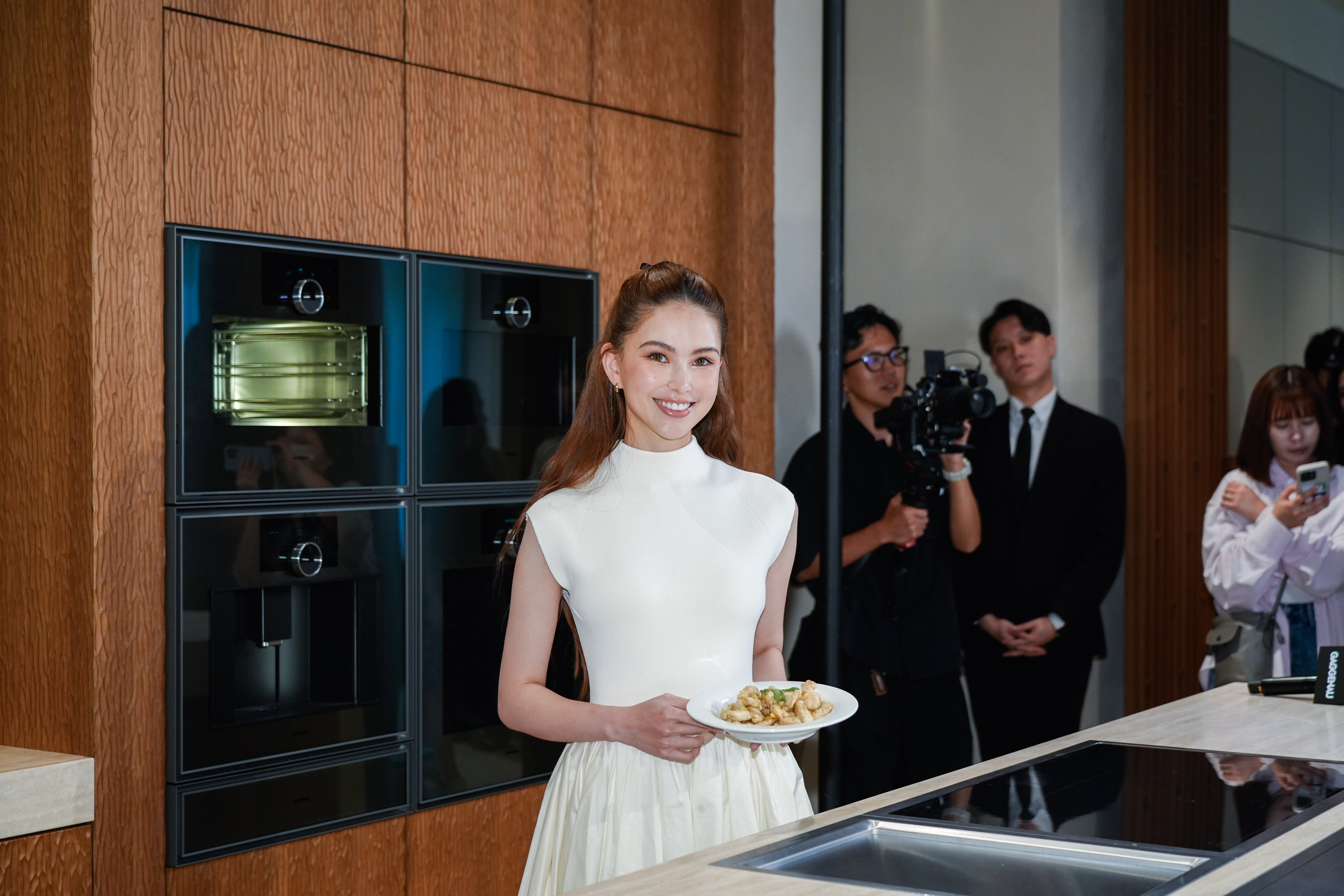 昆凌出席德國頂級廚電品牌開幕活動,下廚示範孩子們最愛的家常菜「奶油雞」。