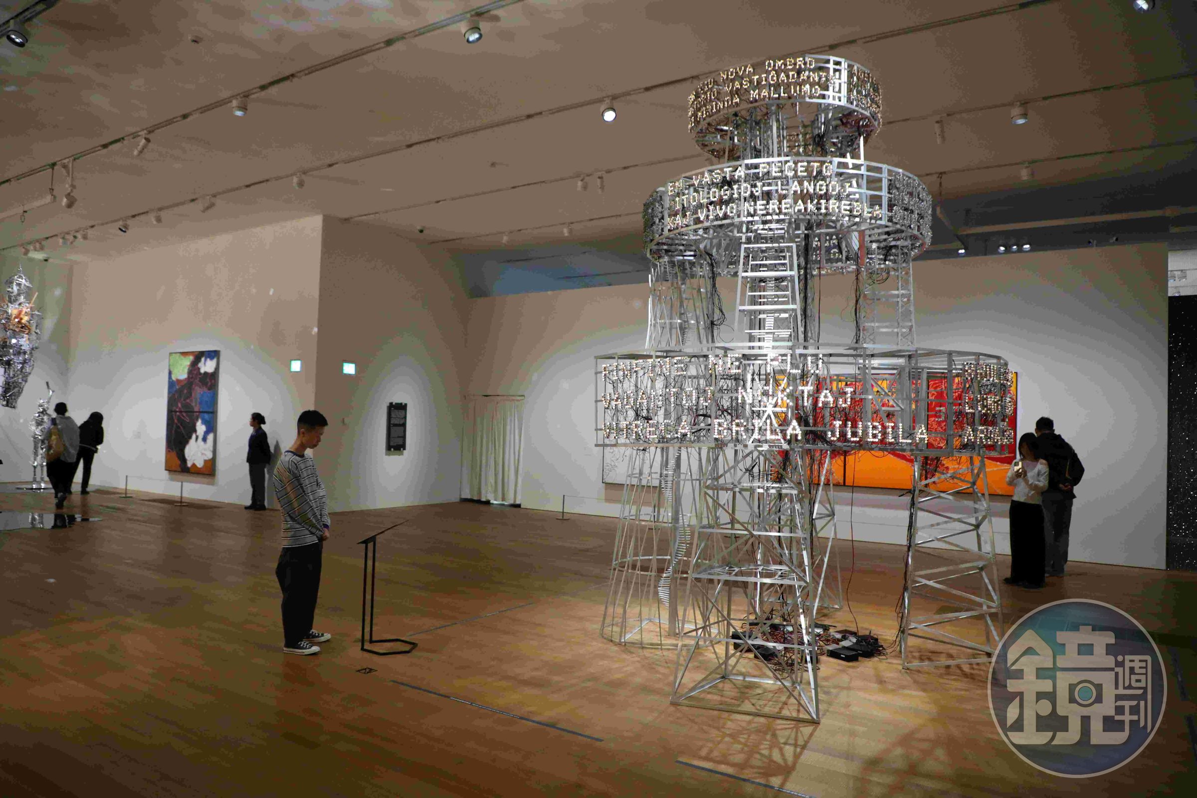 長得像無線電塔的作品《晨曲》，金屬結構混合了19至20世紀多個知名建築的設計風格，但李昢想要表現的是理想與現實的落差。