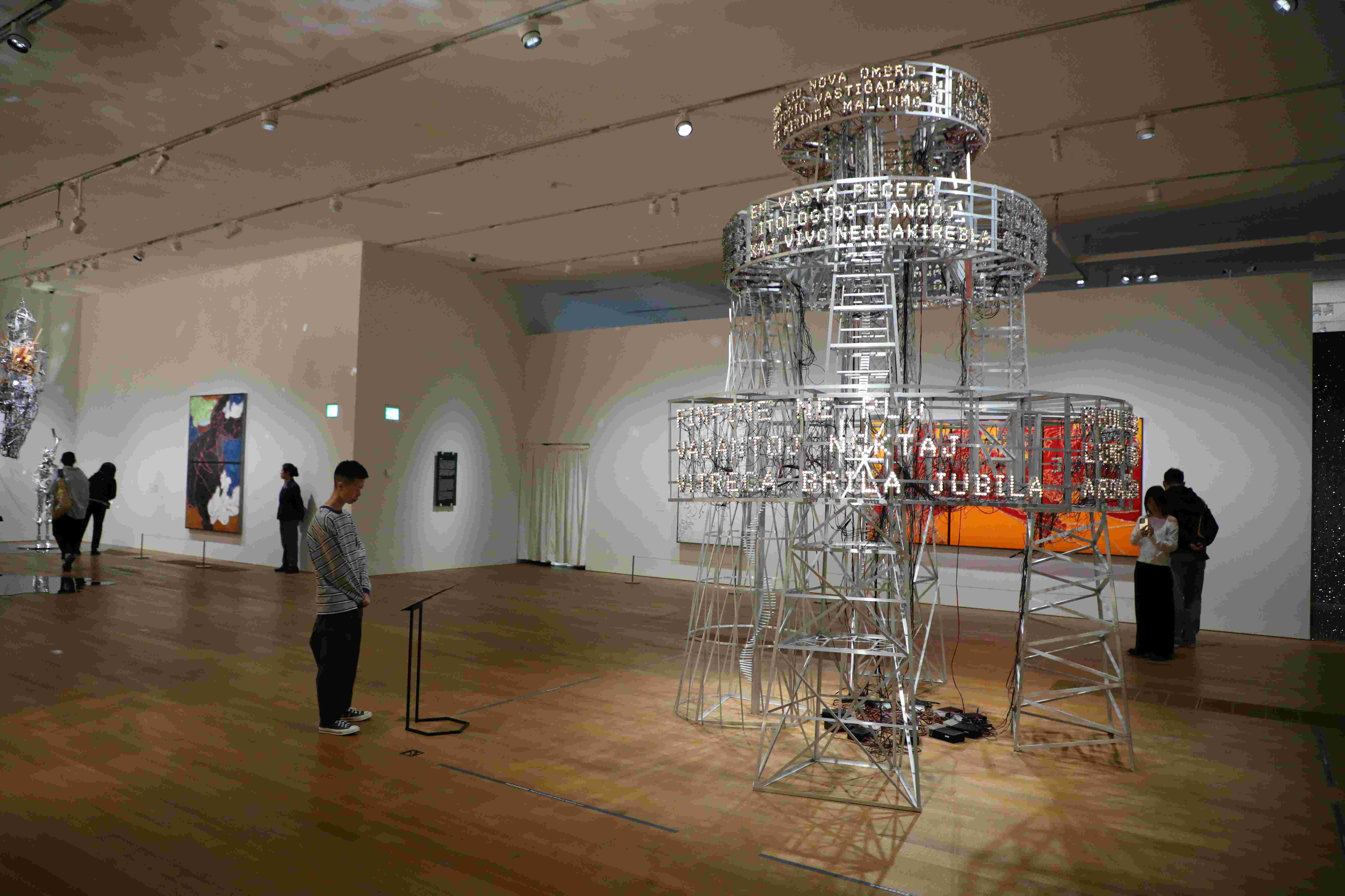 長得像無線電塔的作品《晨曲》，金屬結構混合了19至20世紀多個知名建築的設計風格，但李昢想要表現的是理想與現實的落差。