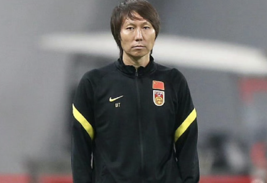 中國國家男子足球隊前總教練李鐵涉貪，今一審判決出爐，李鐵被宣判20年有期徒刑。（翻攝自微博＠小七童鞋777）