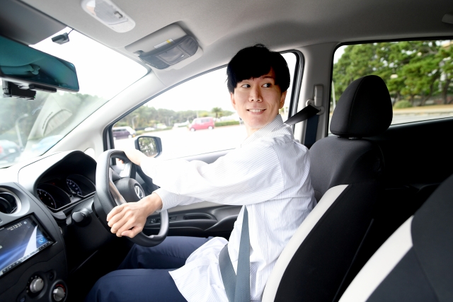 網友吐槽停車時單手掌控方向盤，另手扶副駕駛座的行為很老派。（示意圖，photoAC）