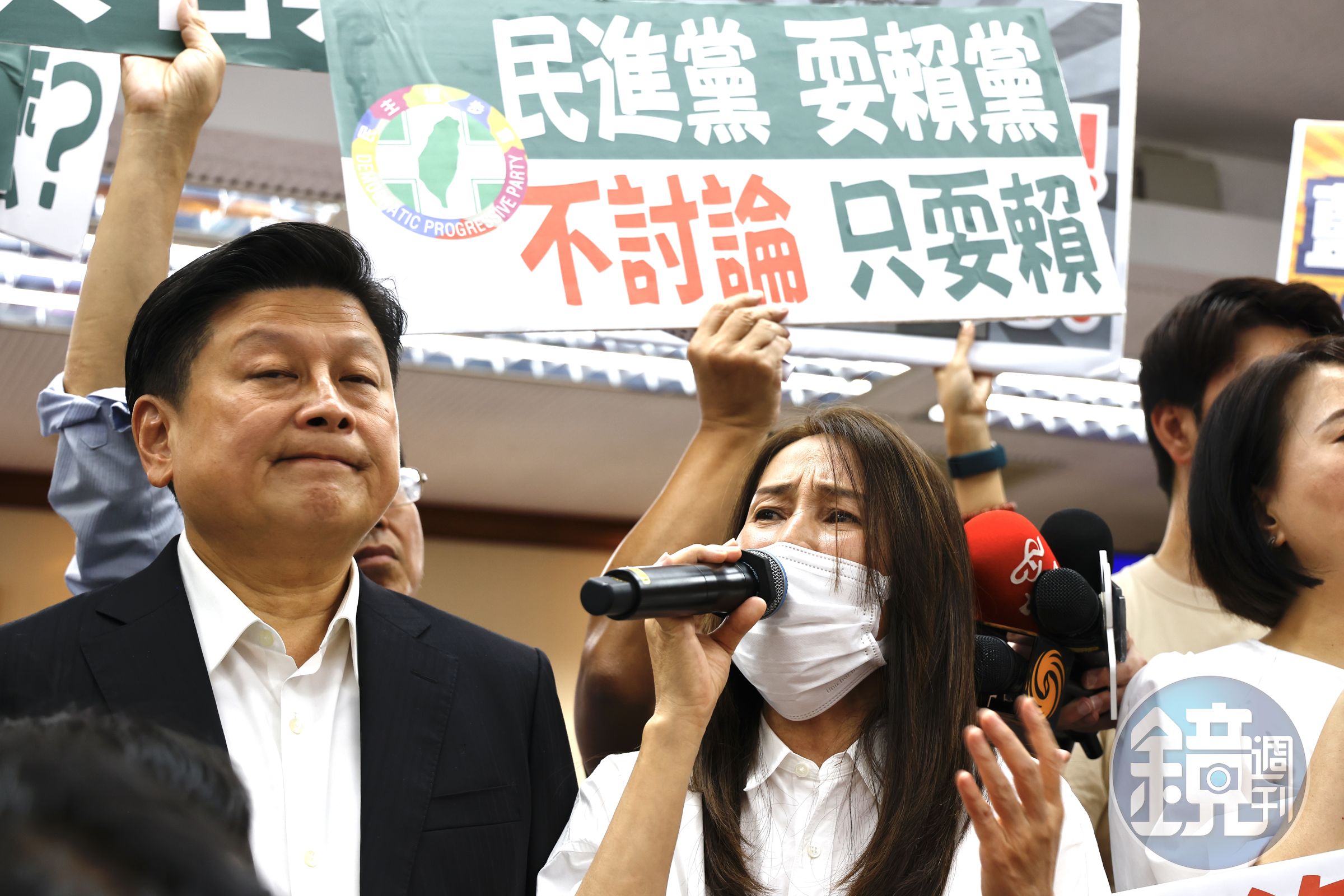 高金素梅呼籲維持秩序未果,試圖直接開會但被中斷。