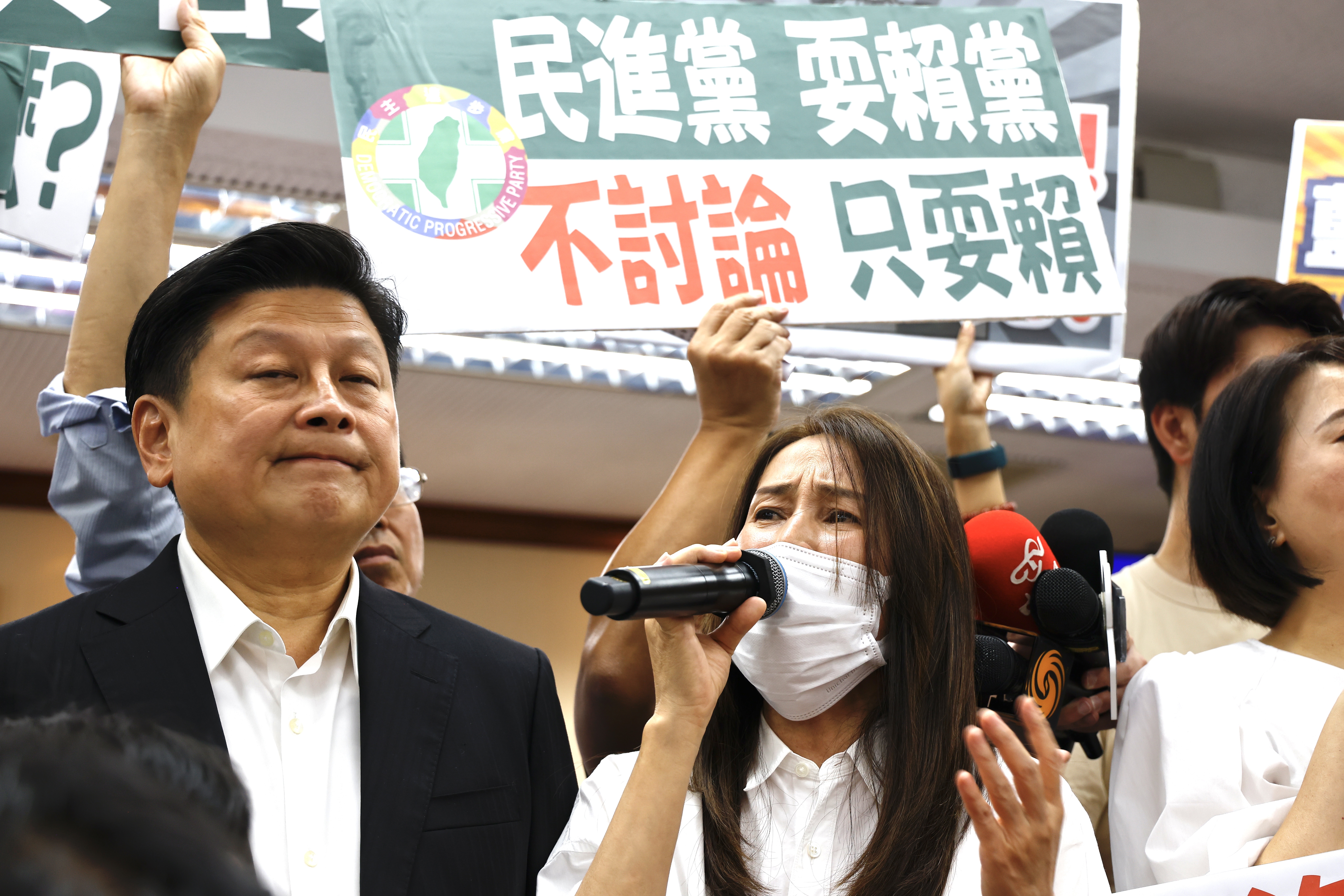 高金素梅呼籲維持秩序未果，試圖直接開會但被中斷。
