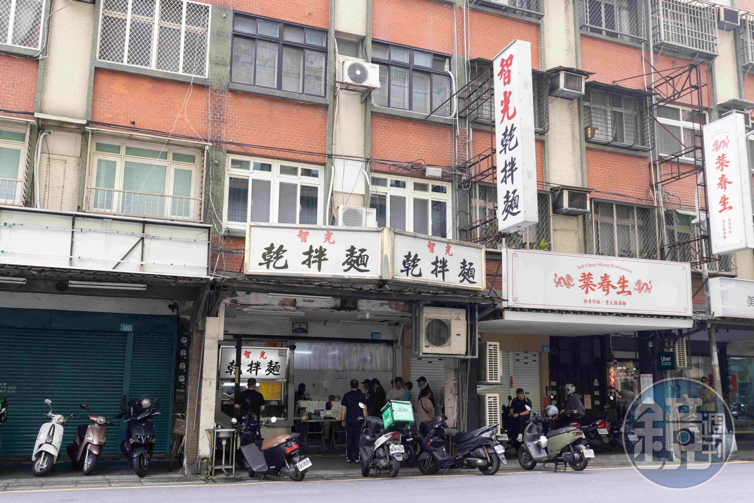 只在平日營業的「智光乾拌麵」,一開門就湧進人潮。