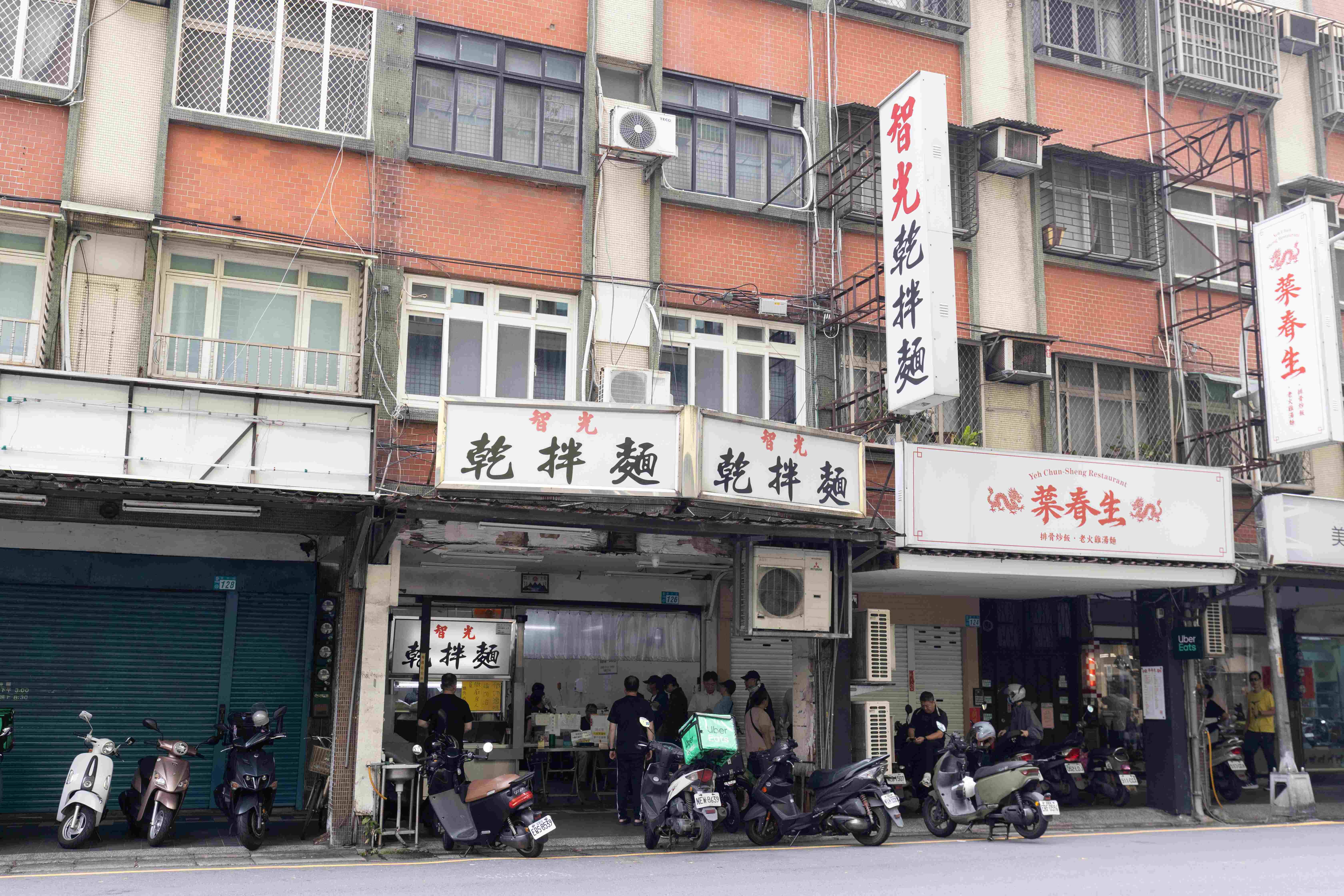 只在平日營業的「智光乾拌麵」，一開門就湧進人潮。