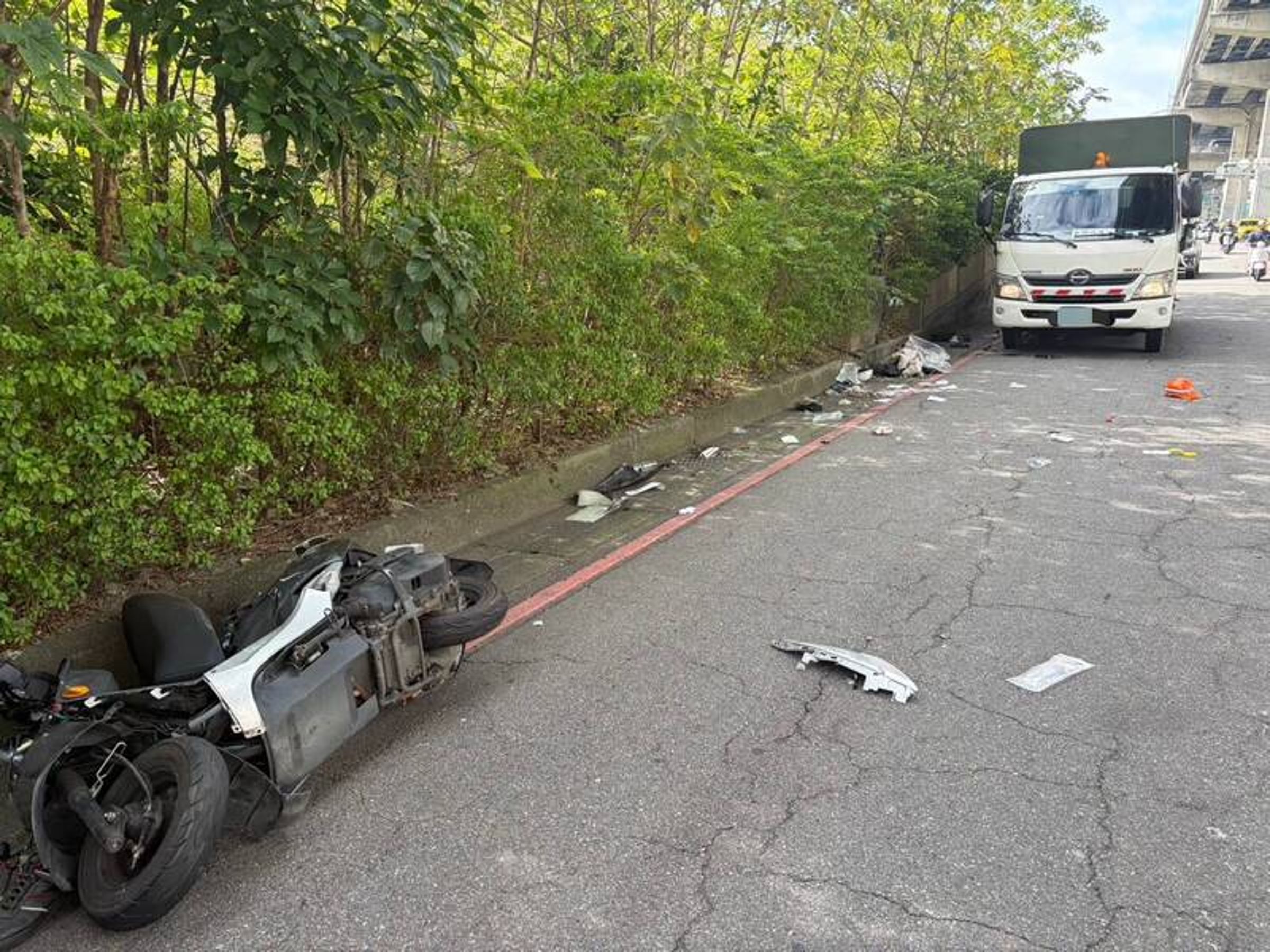 新北市三重區一名6旬楊姓男子今日上午鑽車,撞上環保局公務車傷重不治。(翻攝畫面)
