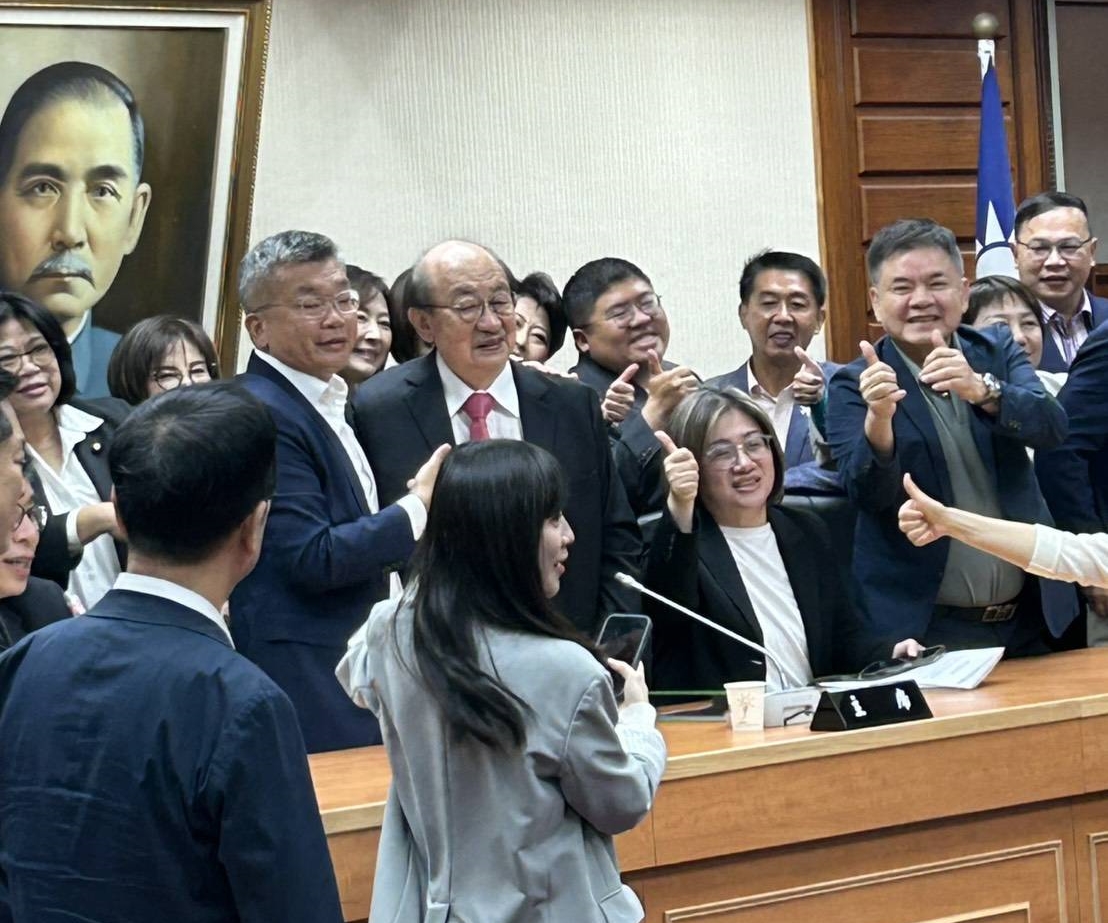 民進黨團今天鼓掌通過蔡其昌出任總召，並感謝柯建銘多年付出。（讀者提供）