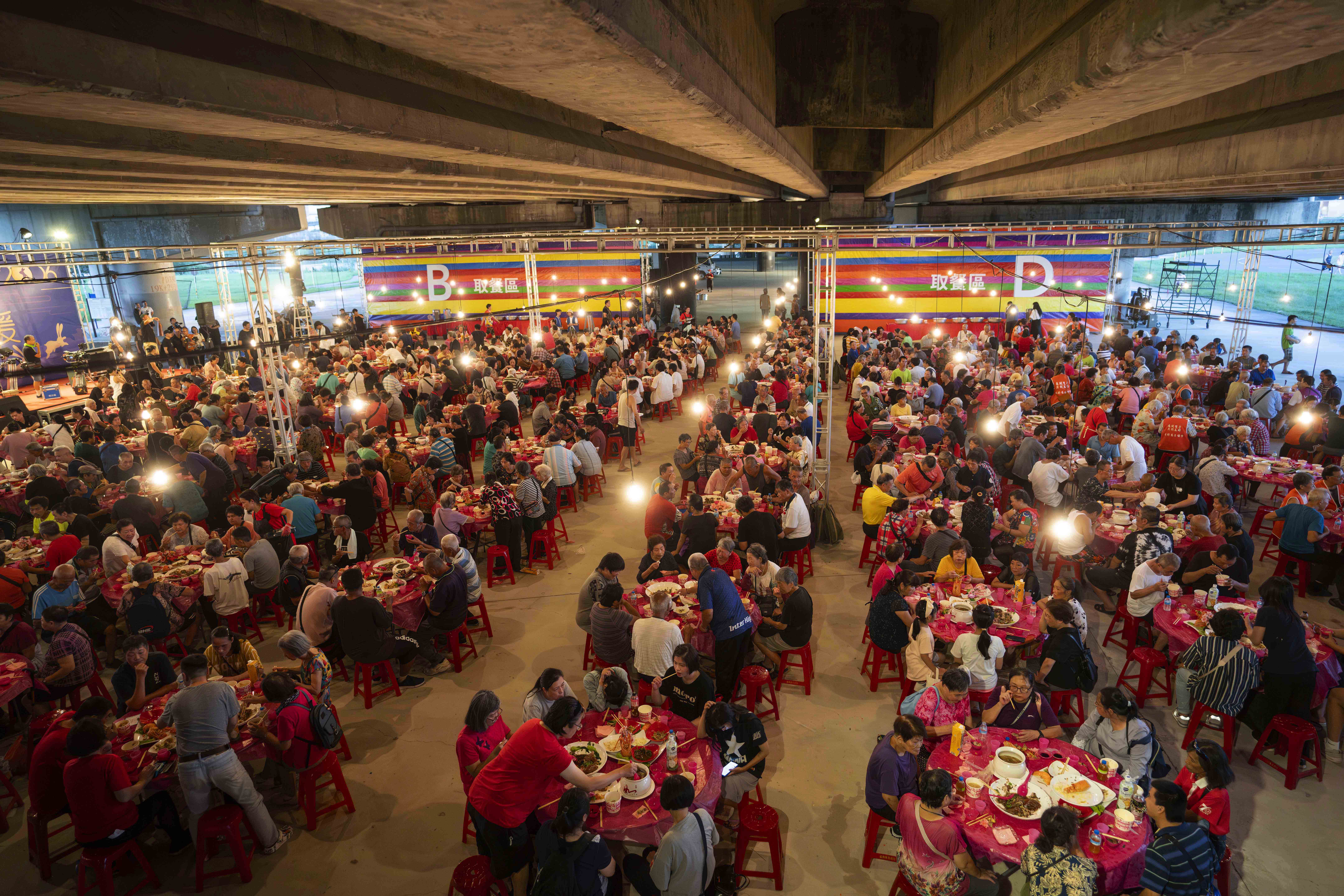 遊民辦桌的重頭戲席開90幾桌、動員近千人。（本地風光提供）