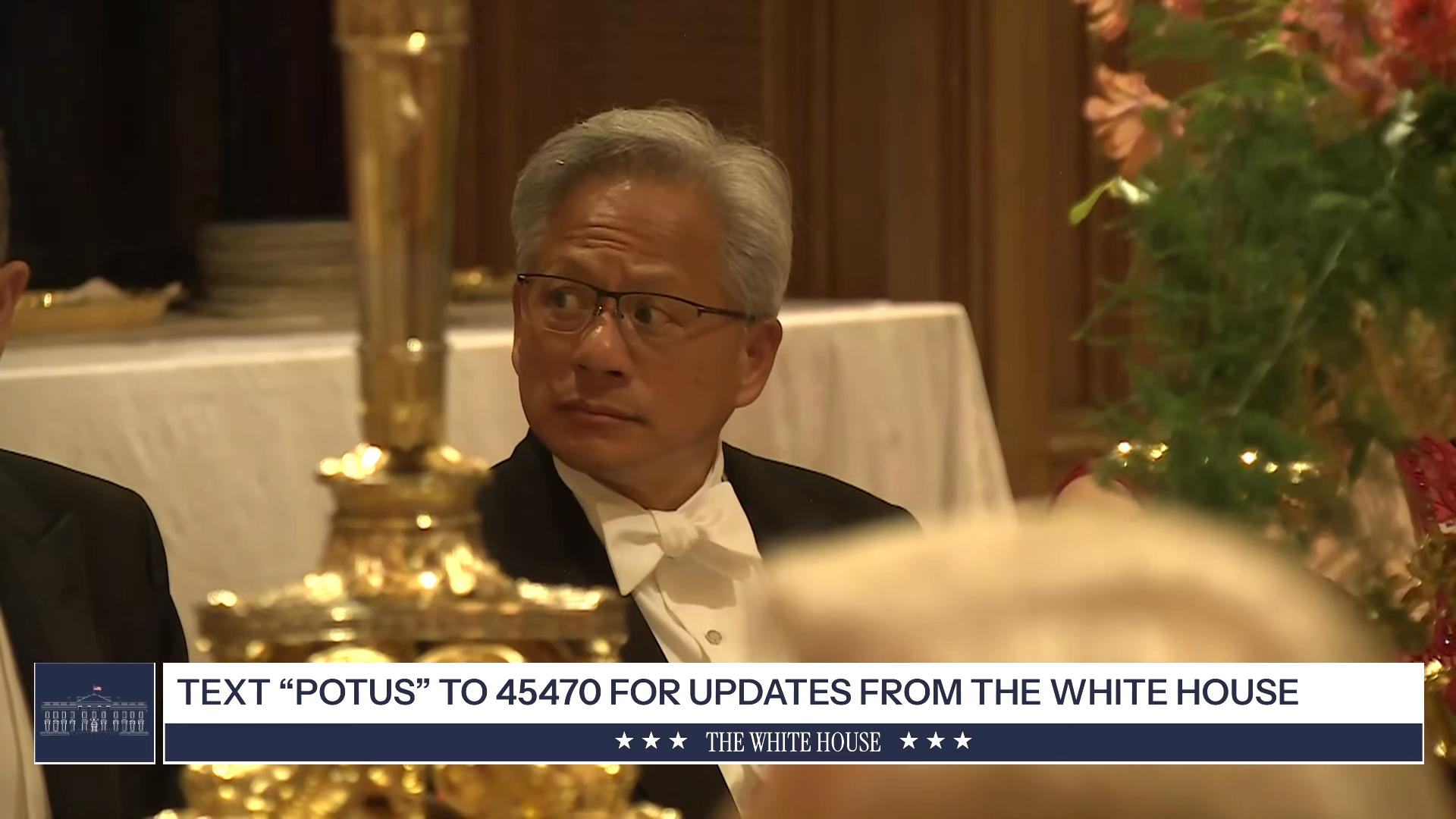 黃仁勳坐在中間段的位置。（翻攝 The White House YouTube頻道）