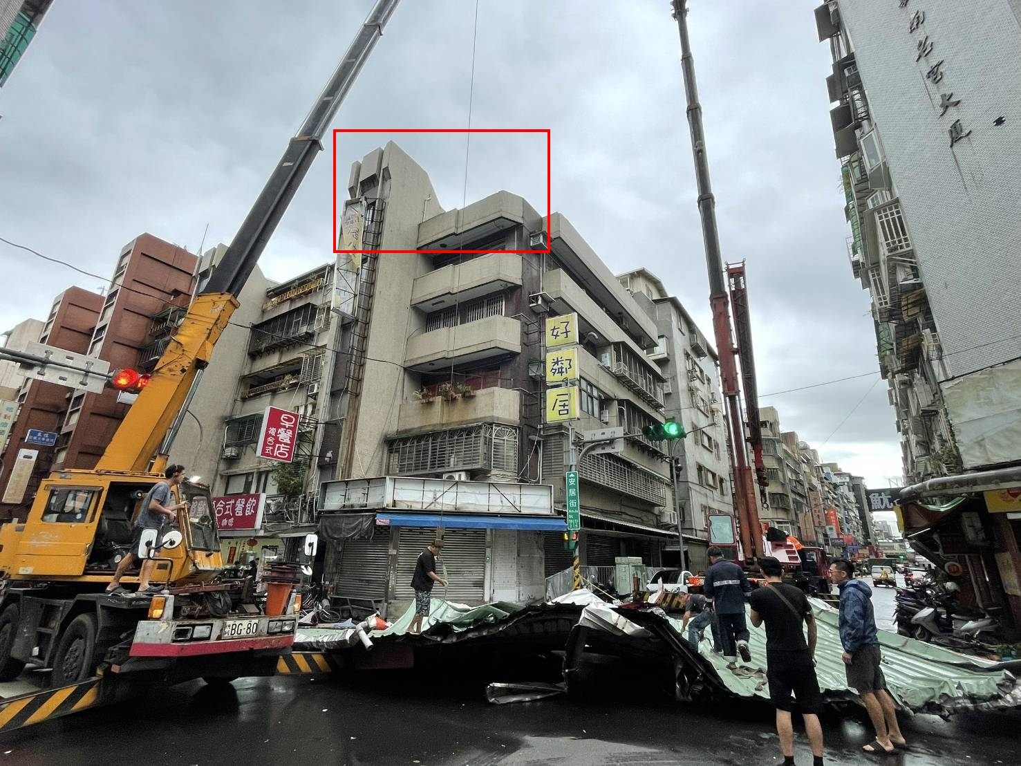 颱風災後北市建物災害逾千件,建管處積極處理災情。(北市建管處提供)