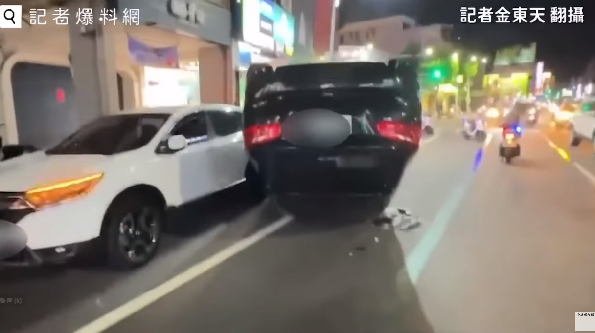 高雄鳳山區昨晚發生一起自撞翻車車禍，竟在現場發現有白色粉末，警方隨後搜到902包毒咖啡。（翻攝自記者爆料網）