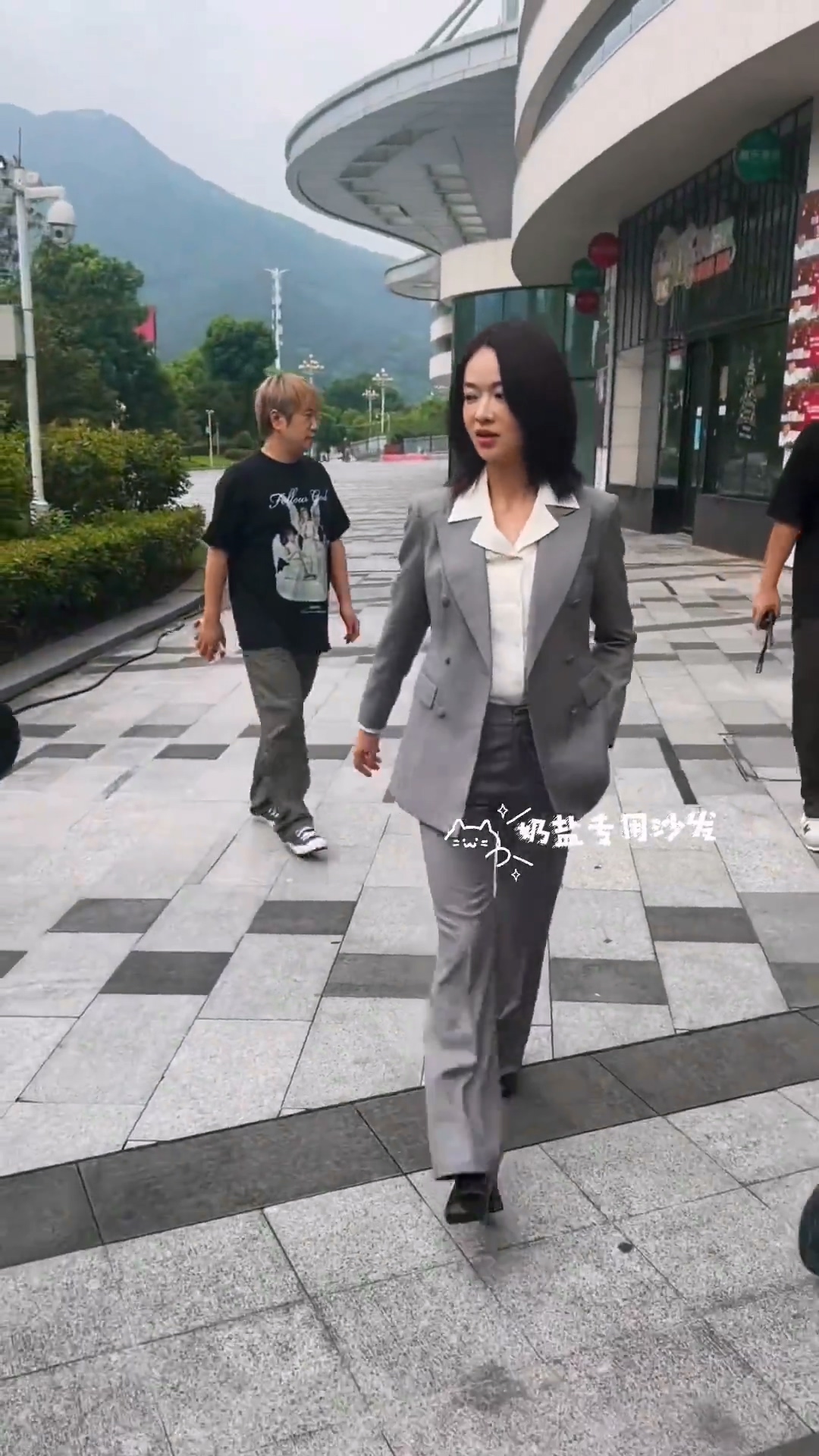 另一支影片中吳謹言穿的是合身襯衫及西裝西褲，平日很瘦的她少有這麼明顯的小腹。（翻攝自微博）