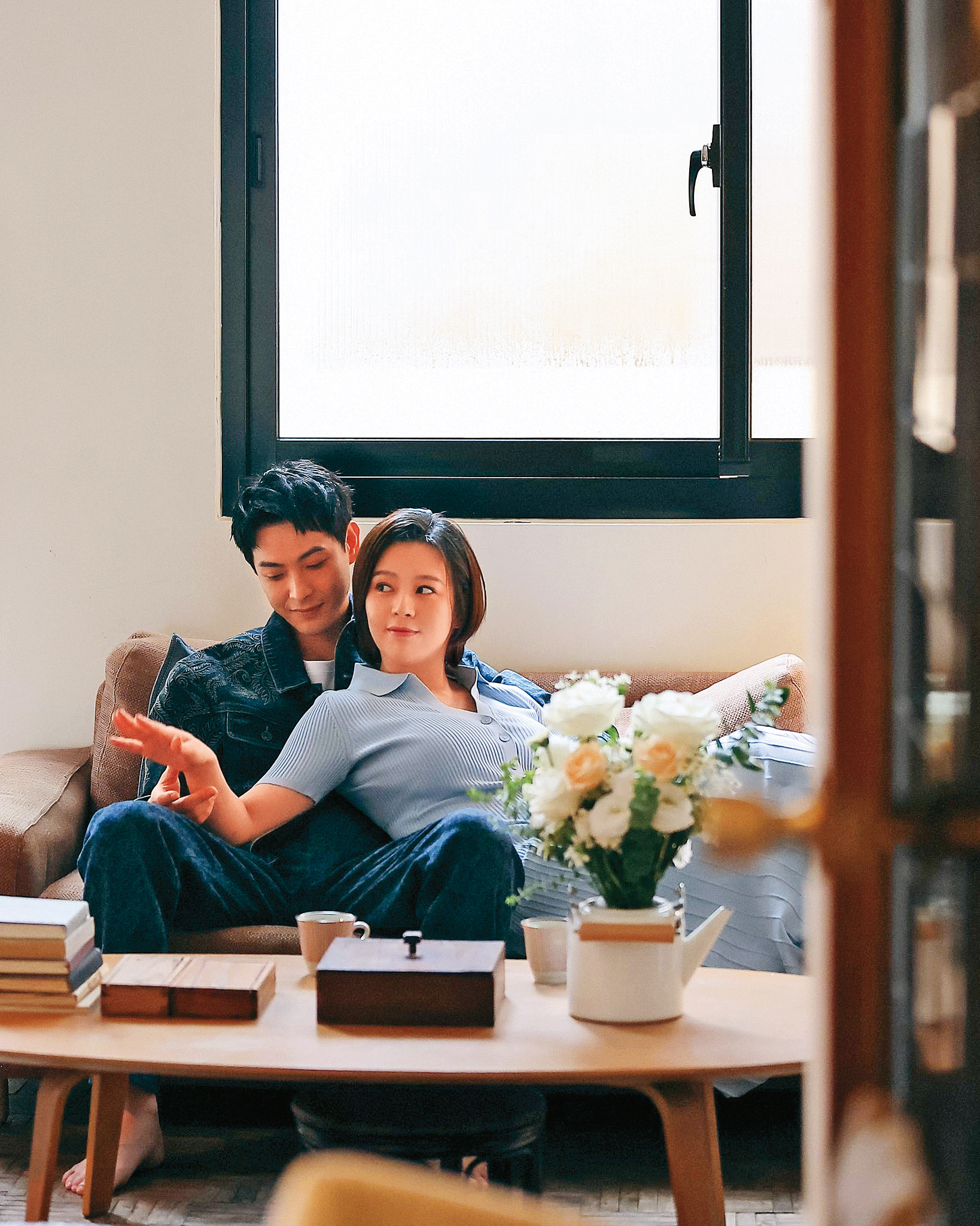 劉品言(右)和連晨翔(左)的結婚照浪漫又帶著日常的生活感。(翻攝自劉品言臉書)