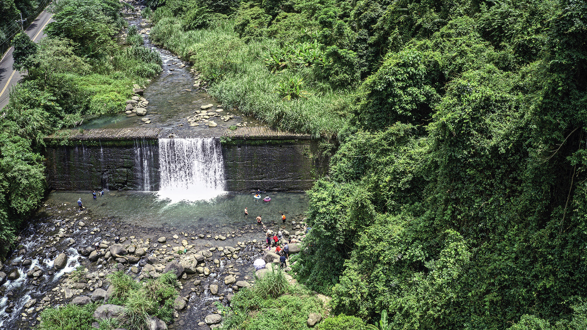 盛夏時節，「北埔冷泉」沁涼的泉水總吸引大批遊客前來戲水消暑。