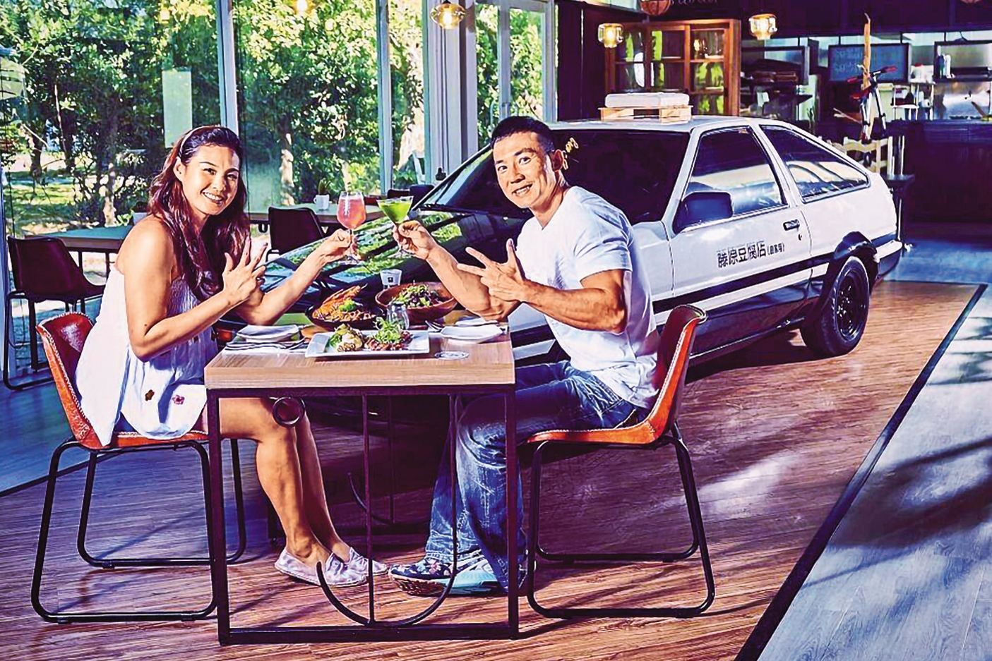 劉畊宏（右）2014年得標高雄市政府的城市光廊重建案，在當地設立「J Café」咖啡廳。	（翻攝自劉畊宏臉書）