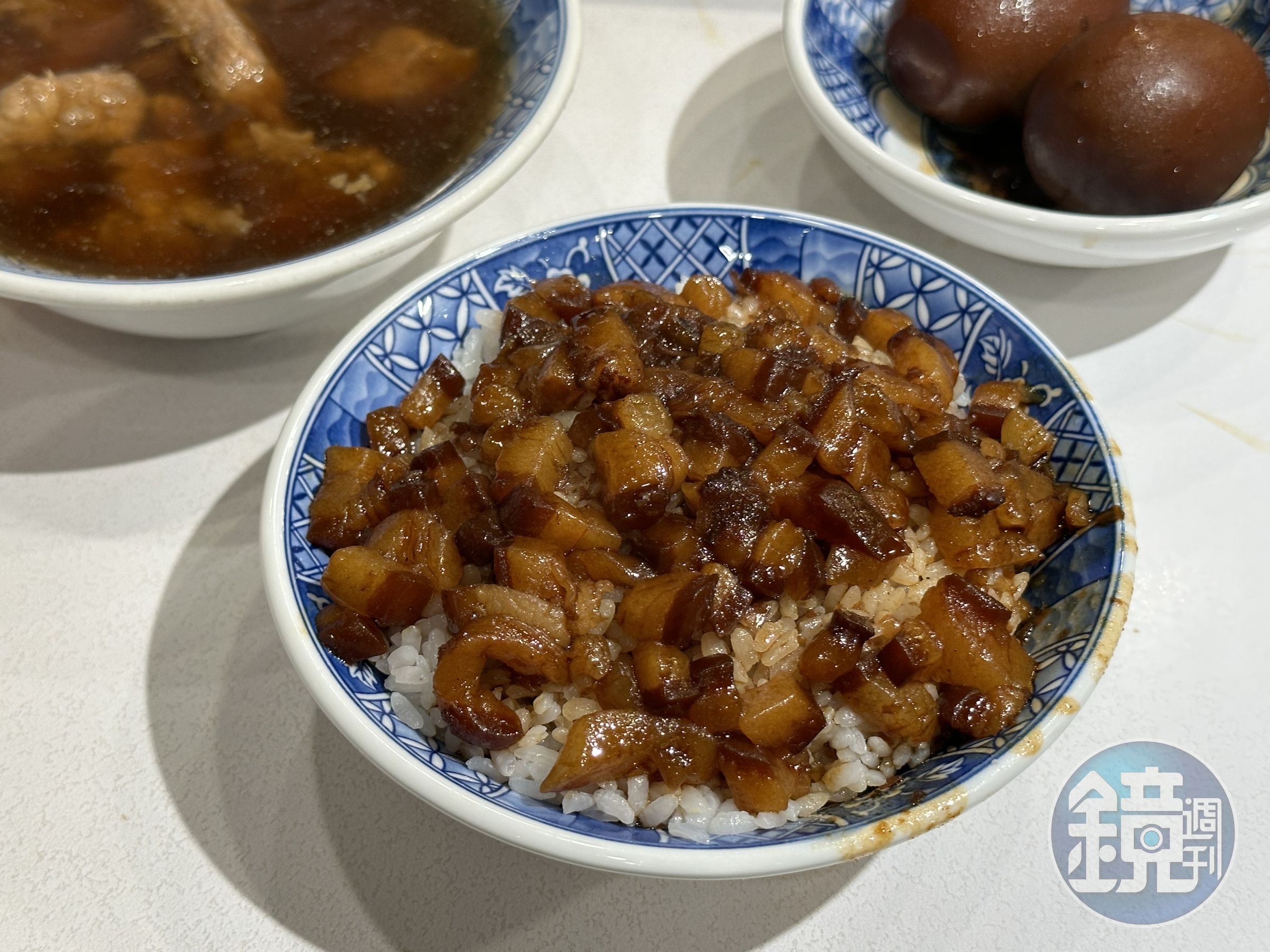 「滷肉飯」的肉丁滷到呈現黑金色澤，醬香迷人夠味。（35元／小碗）