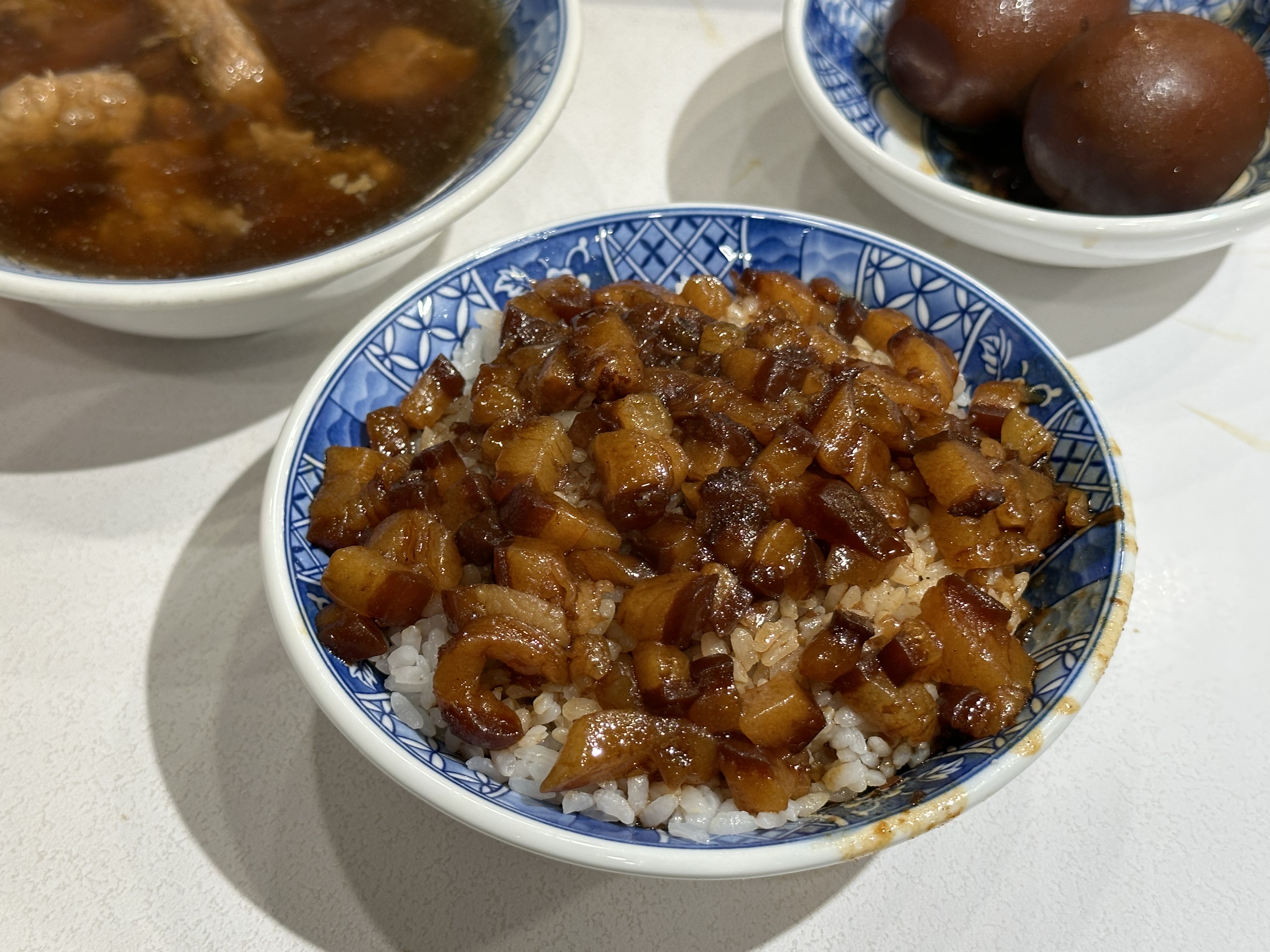 「滷肉飯」的肉丁滷到呈現黑金色澤，醬香迷人夠味。（35元／小碗）