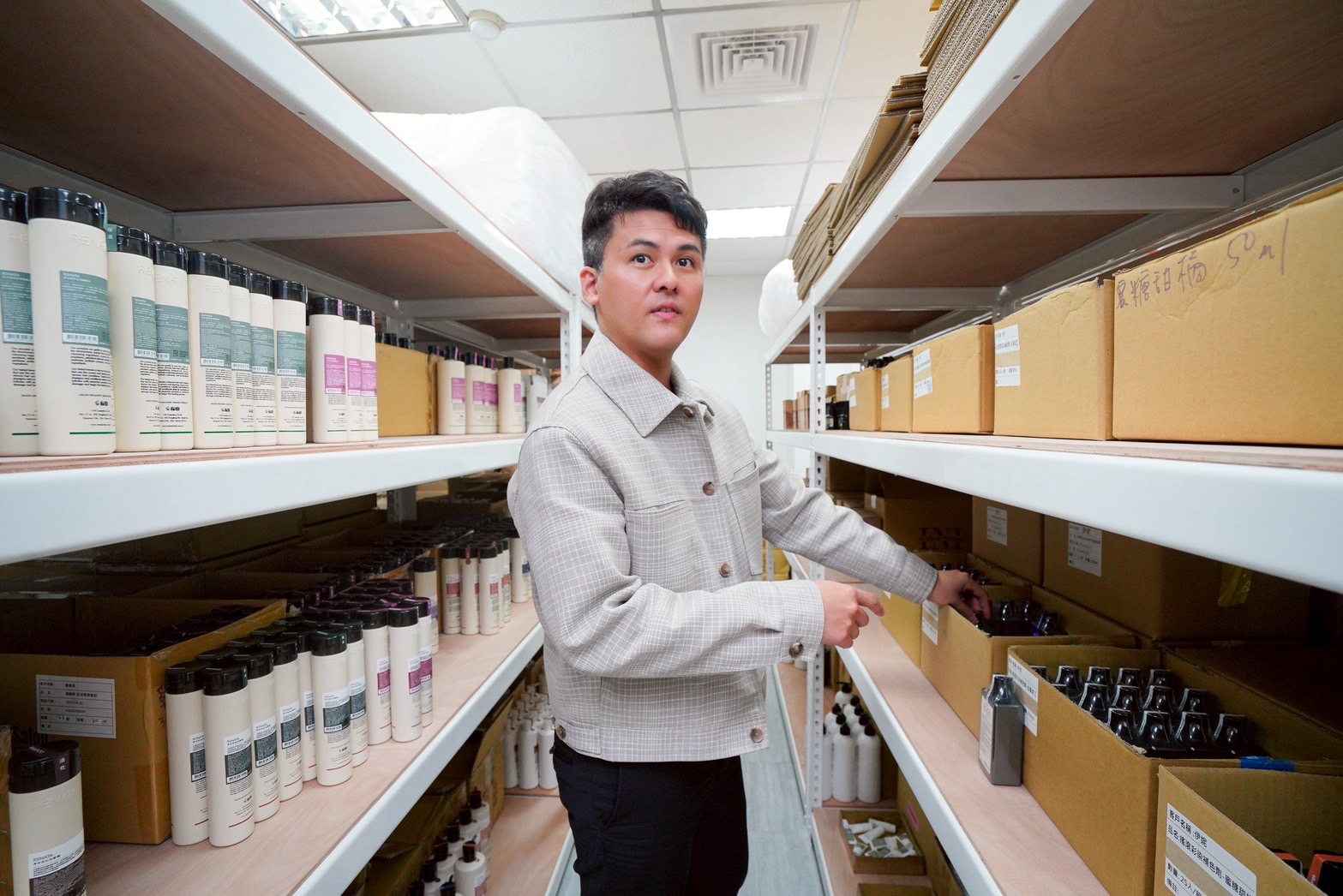 林慈棋19年前接下父親瀕臨倒閉的髮品廠並自創品牌，從低潮家業中翻身，一步步打造出屬於自己的髮品王國。