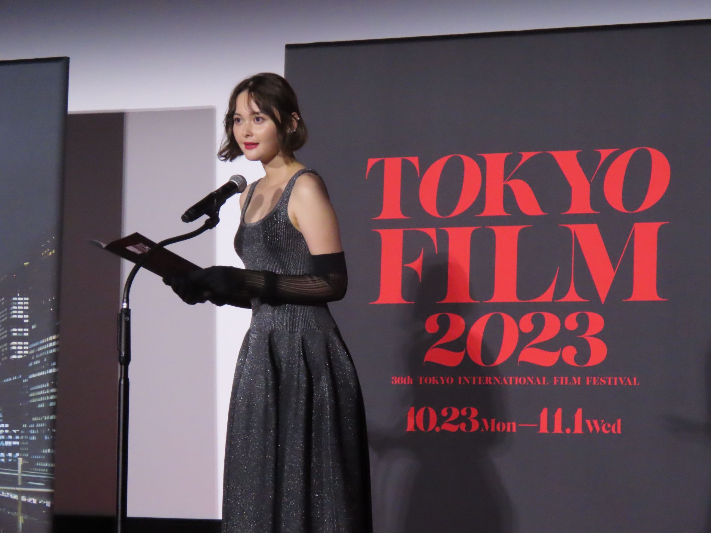 演員玉城蒂娜擔任短片單元的評審之一,今短片評審團主席行定勲因人在韓國,委託她代唸評語。