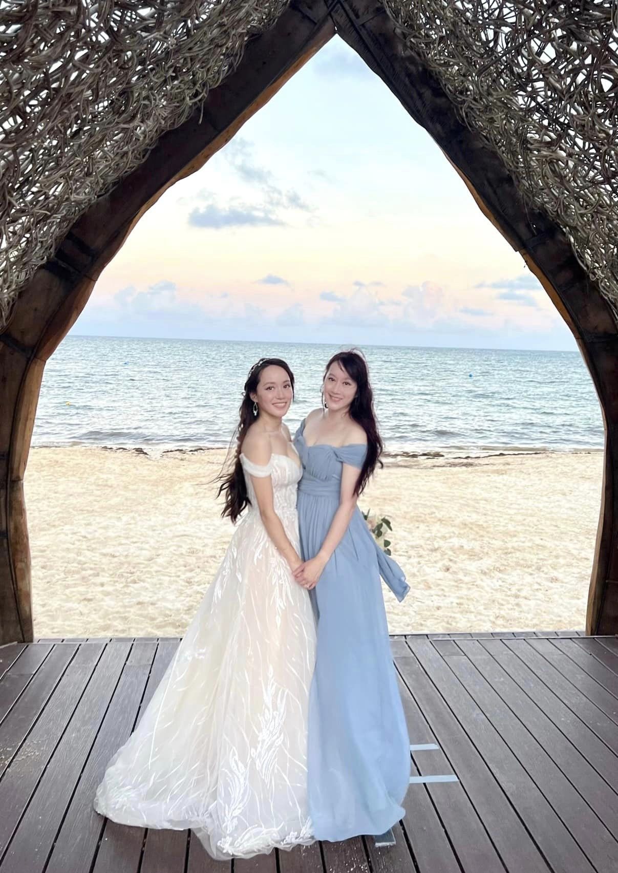 許慧欣(右)2022年參加妹妹Ivy(左)的婚禮,氣質依舊出眾,相當美麗。(翻攝Ivy Hsu臉書)