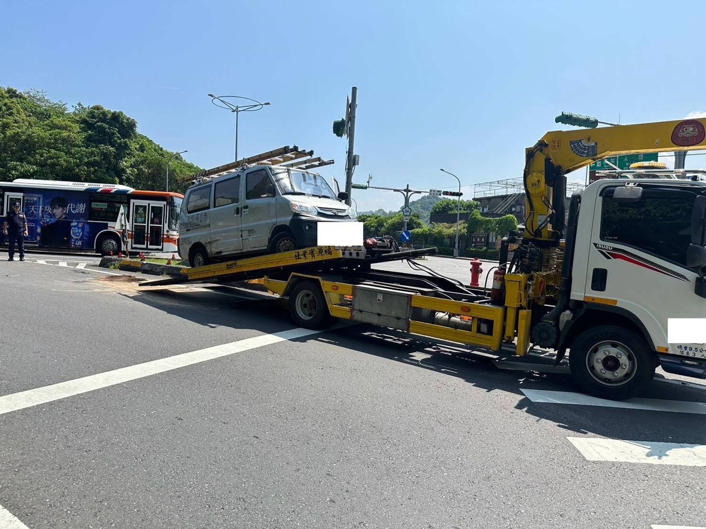 警方到場通報拖吊車將肇事貨車拖離現場。（翻攝畫面）
