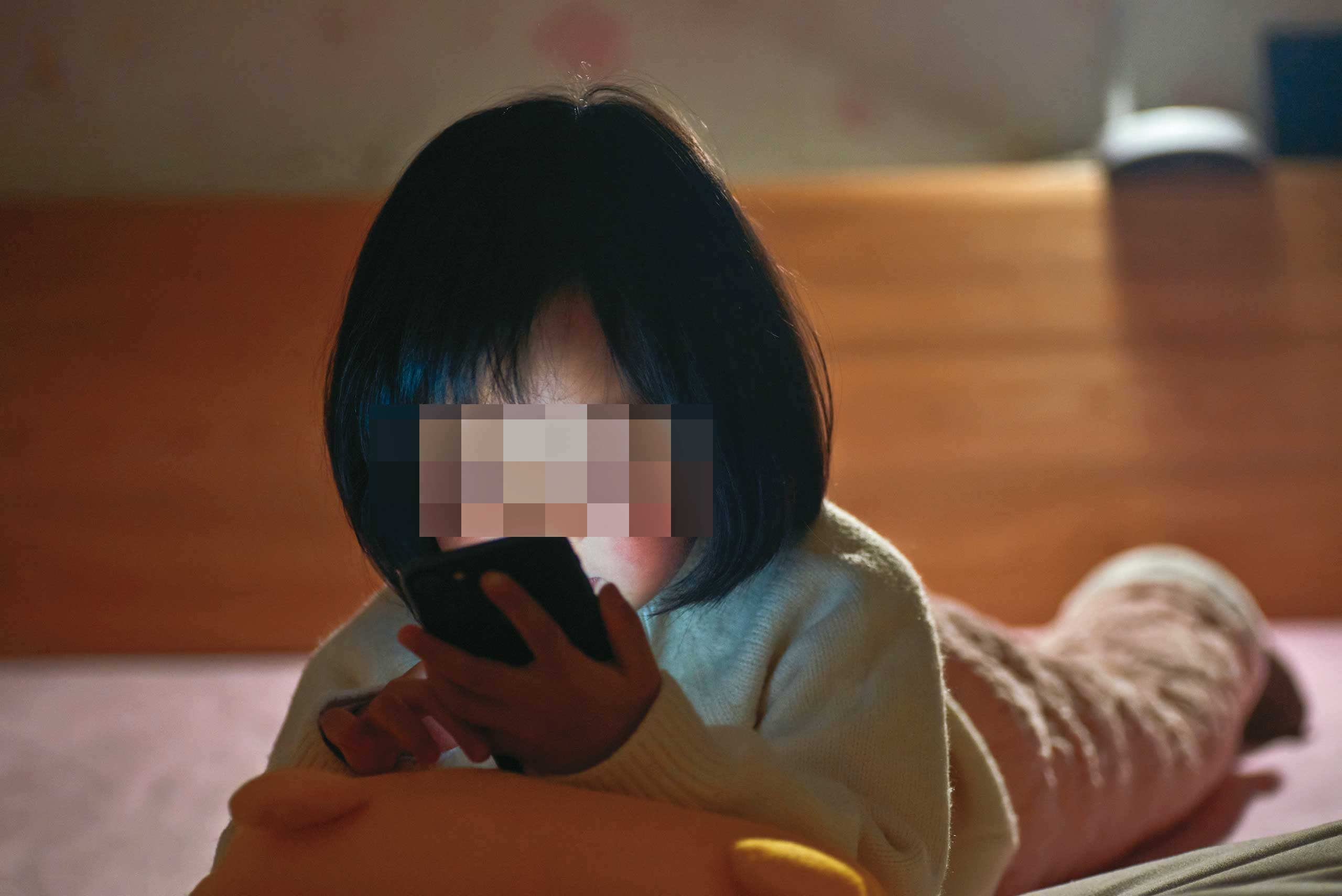 家長發現老師常傳訊息給女兒，甚至要求自拍、單獨上課，氣憤申訴。示意畫面，圖非當事人。（東方IC）