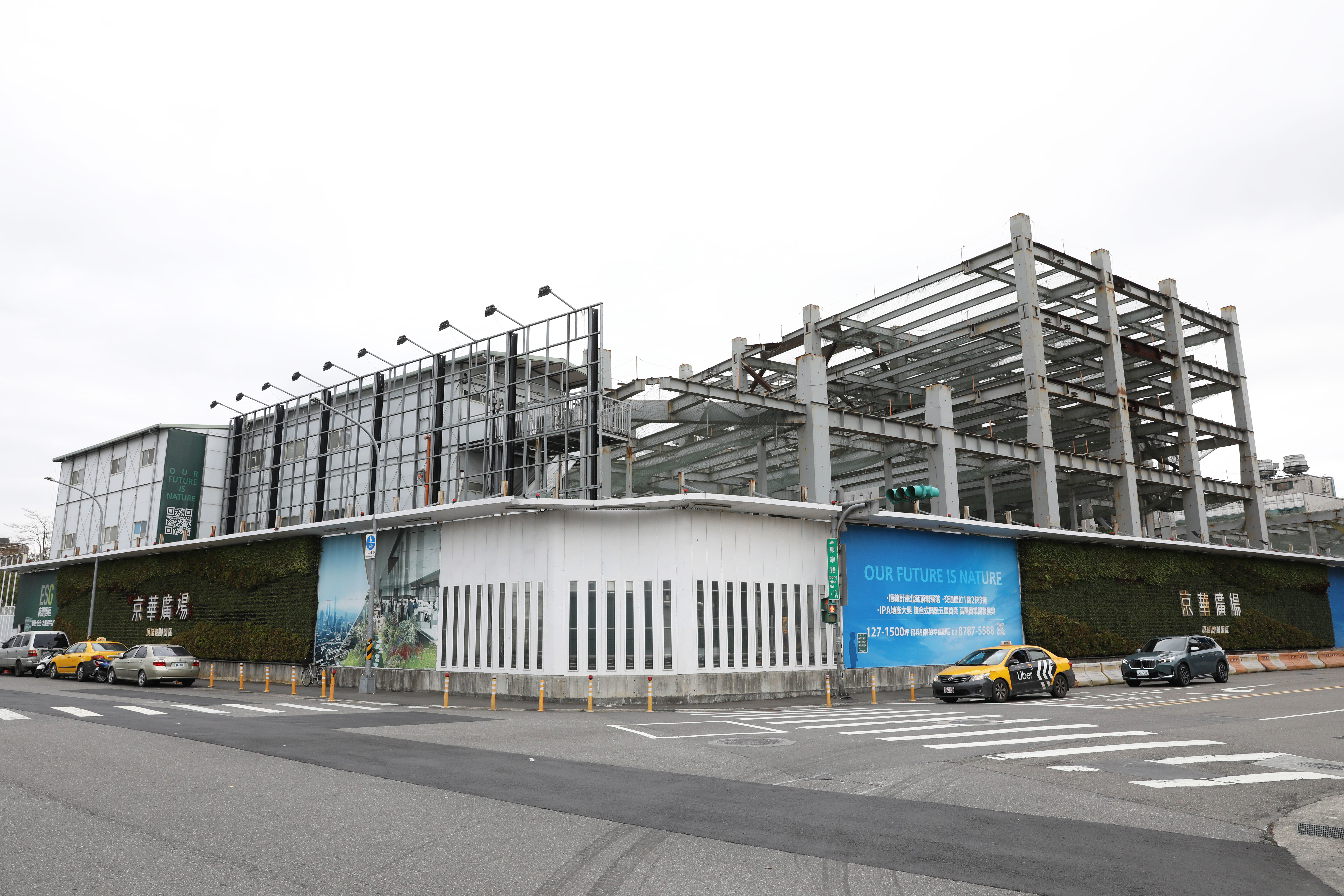 京華城預計改建為4棟地上19層、地下7層的頂級商辦大樓，原本計畫在2027年完工，因容積率問題遭調查，工程已被延宕。