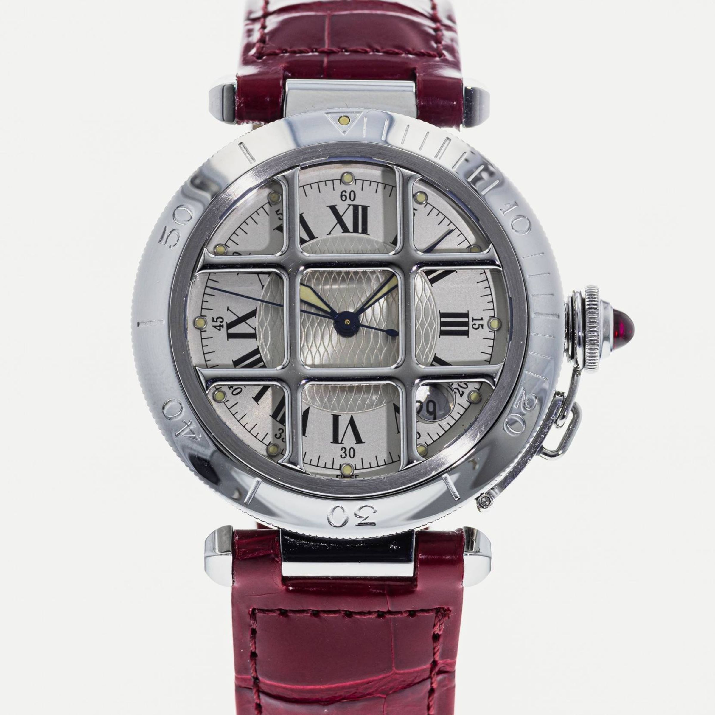 CARTIER Pasha 某些版本沿用護網造型設計，取材自戰壕錶時期的實用結構，展現對軍用功能美學的風格回應。