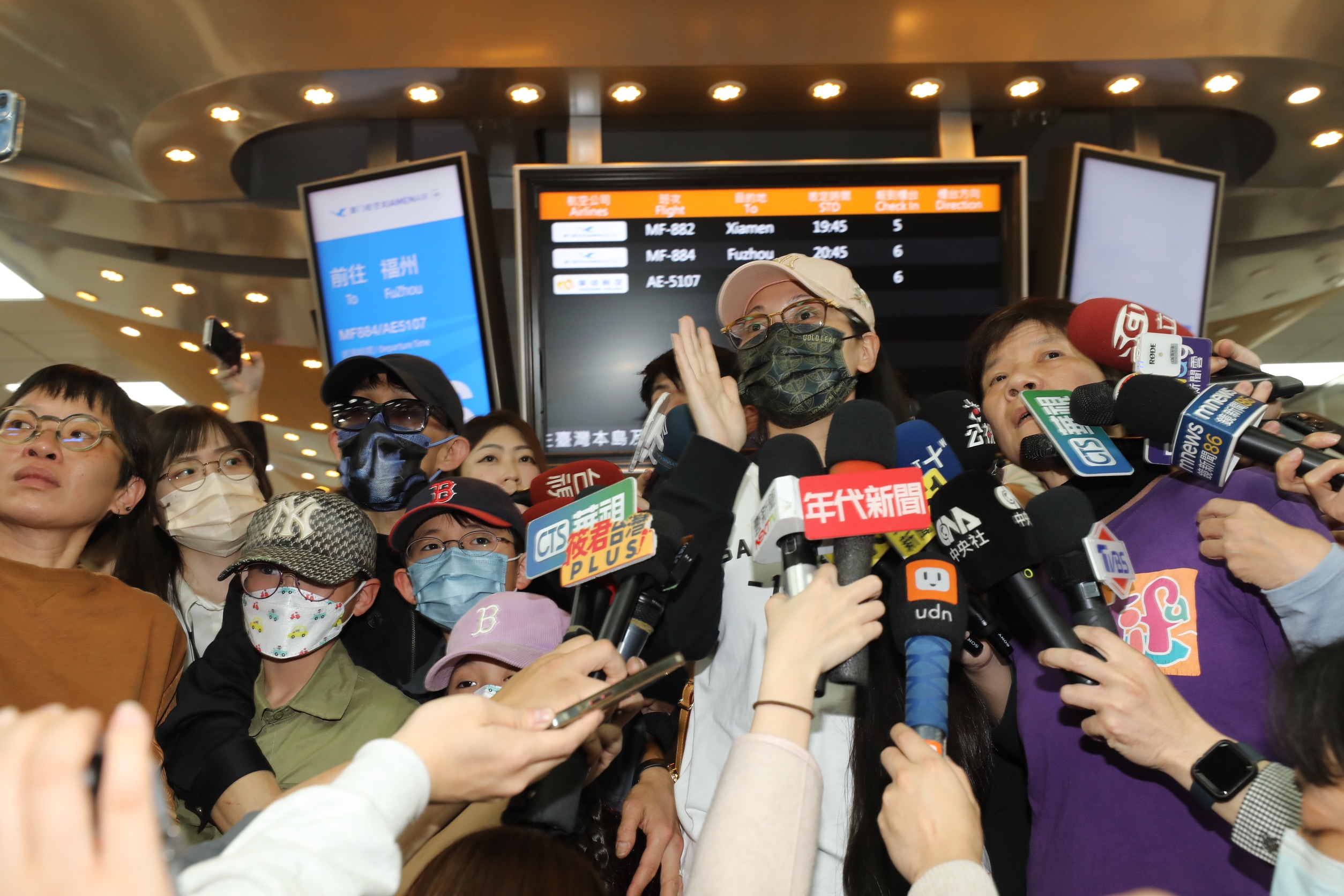 中配「亞亞」劉振亞因發表「武統」言論，遭廢止居留許可，如今搭機返回中國。