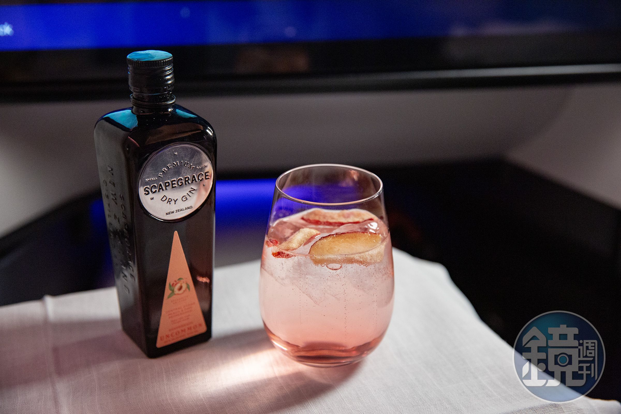 商務艙限定「燦金微醺Gold Blush」以Scapegrace Uncommon Gin搭配蘇打水、冷凍乾燥白桃,帶著桃香與粉紅胡椒氣息。