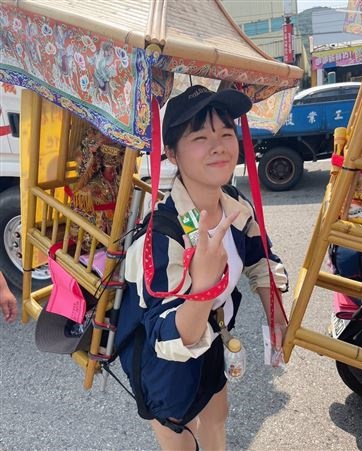 正妹女信眾去年向媽祖「徵男友」，今年跟男友一起徒步還願。（翻攝白沙屯媽祖ㄟ香燈腳）