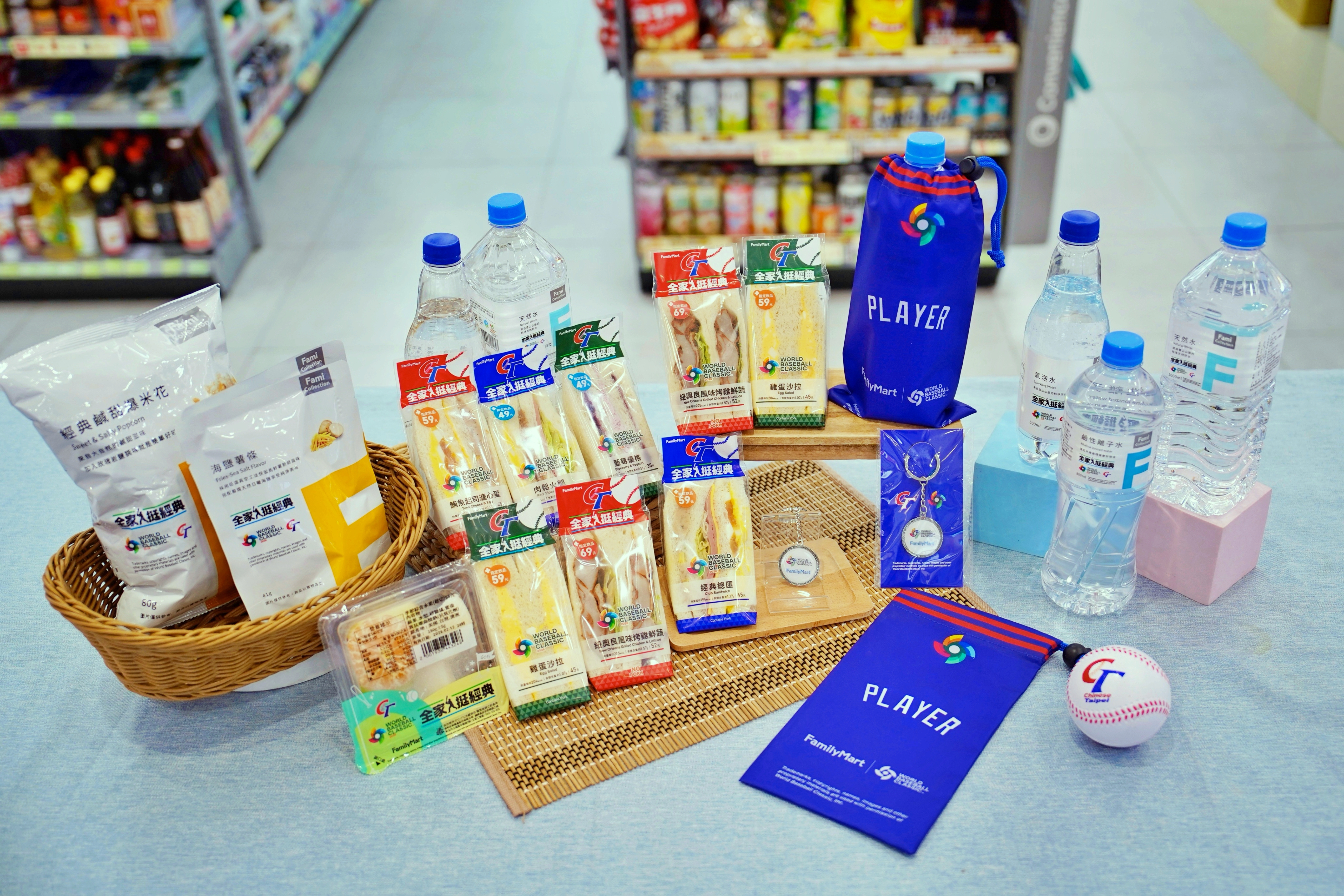 「2026 WBC經典在全家」系列活動,不僅將20款人氣商品換上熱血新裝,更推出全店滿額贈「官方授權獨家周邊」。(業者提供)